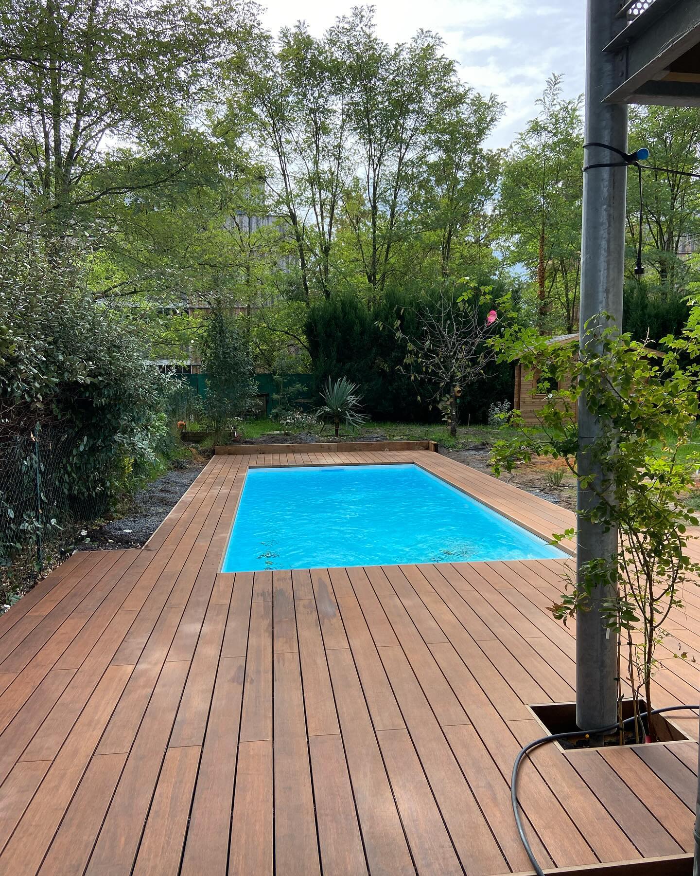 Petit retour en images sur notre dernière réalisation de terrasse en tour de piscine en bambou Moso 🎋🌱