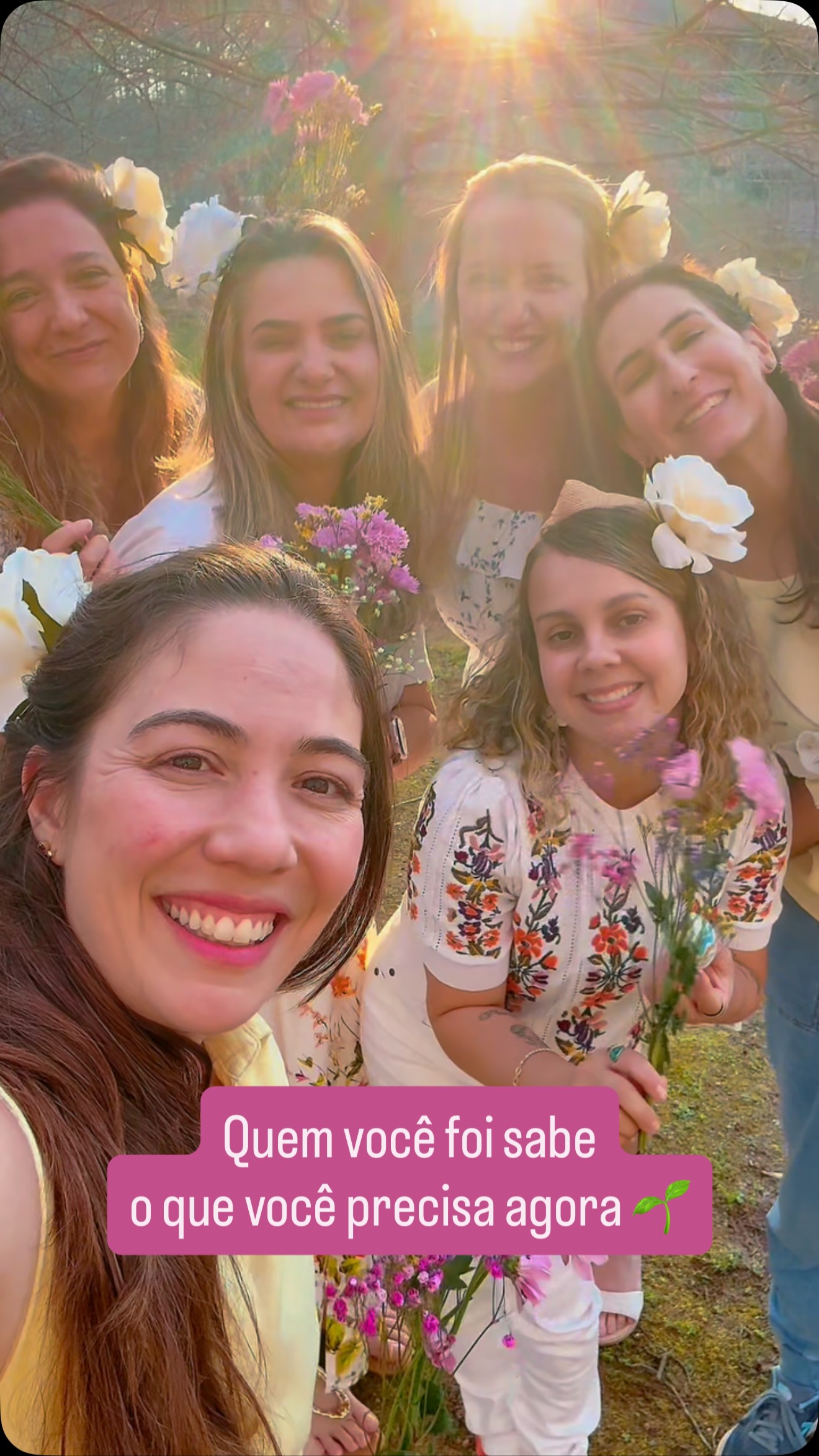 Muitas vezes nos sentimos perdidas, mas na verdade estamos desconectadas da nossa parte mais sensível e verdadeira, aquela que um dia soube exatamente o que sentia, mas teve que abafar tudo pra sobreviver.
Recomeçar talvez não seja mudar tudo. Mas parar de se abandonar o suficiente pra escutar o que ainda quer florescer em você.
Me conta aqui: o que você amava fazer quando criança?
Eu te respondo como isso aponta pro seu recomeço. 🌱
#recomecar #mulher #womencircle