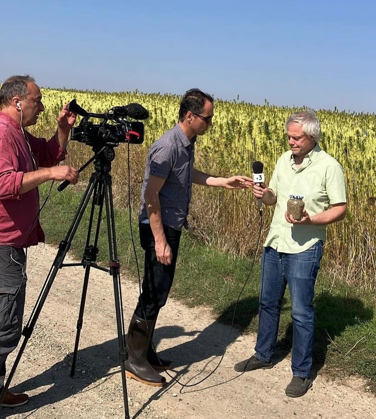 En direct avec Ludovic :
https://france3-regions.francetvinfo.fr/hauts-de-france/programmes/france-3_hauts-de-france_ici-12-13-picardie?id=6466022
🌾🌾🌾🌾🌾🌾🌾🌾🌾🌾🌾🌾
Émission du soir reportage complet :
https://france3-regions.francetvinfo.fr/hauts-de-france/programmes/france-3_hauts-de-france_ici-19-20-picardie?id=6466007
#france3 #picardie #chanvre #chanvriersdeloise #tournage #champ #betondechanvre #renovation #isolation #materiauxbiosources