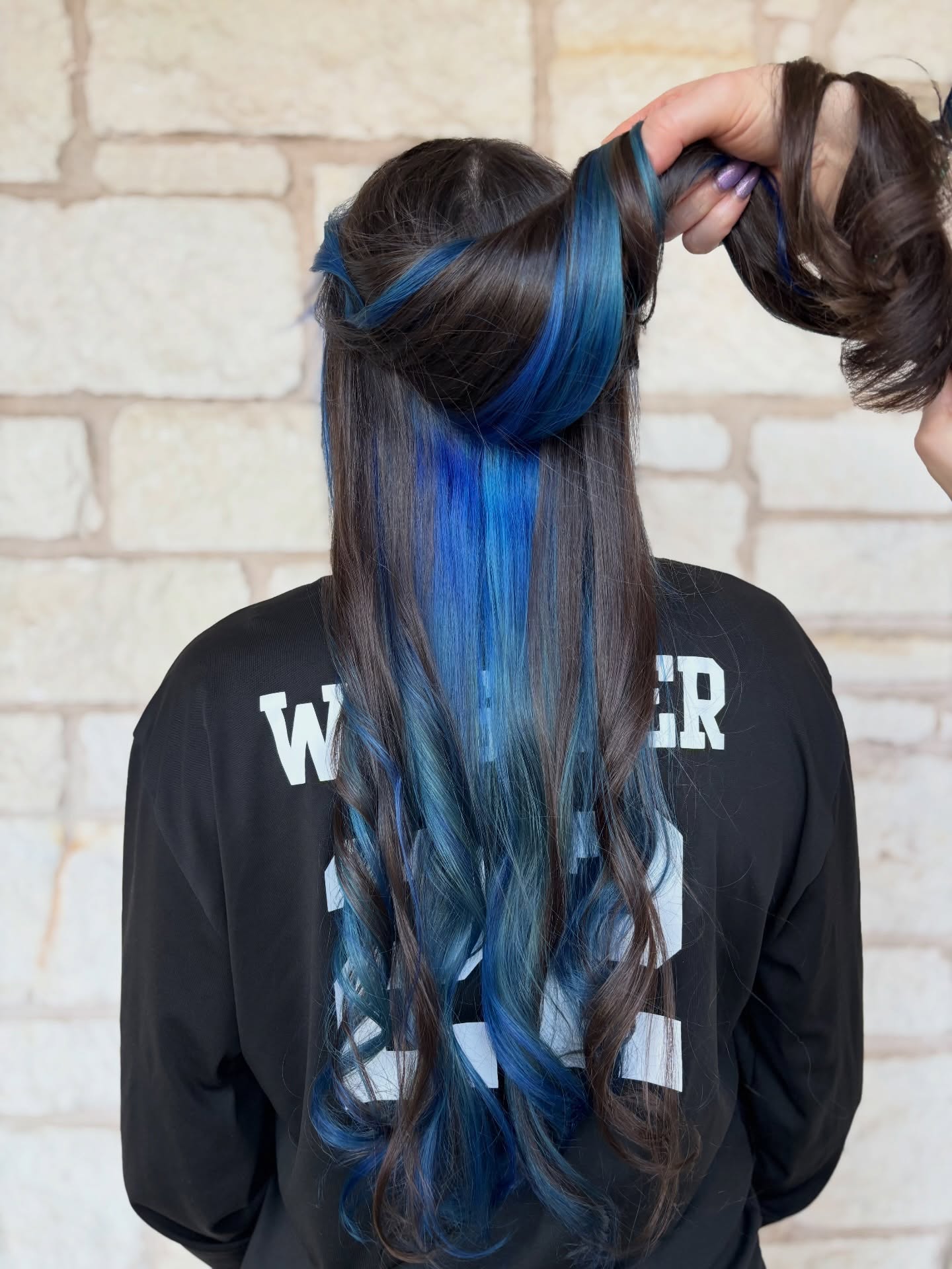Spring calls for colorful vibes!
This vibrant hue adds an edgy-cool vibe to this gorgeous hair, Vanessa understood the vision and brought it to life 🫧💙
#springhaircolor #avedacolor #atxsalon #stylinsalon #bluehair💙