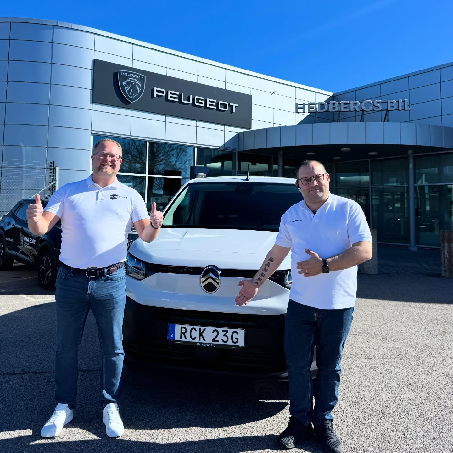 🚗✨ Idag har vi fått leverans av en ny demobil till företaget från Hedbergs Bil i Malmö – alltid lika kul med nytillskott i flottan!
Den här bilen kommer snart att rulla vidare över bron och synas ute på vägarna i Danmark 🇩🇰, där den blir en viktig del i vårt fortsatta arbete och vår synlighet på marknaden.
Vi ser verkligen fram emot att sätta den i drift och låta den representera oss i nya sammanhang.
Stort tack till
Marcus Lundh Welther från Wismo Group Sverige och Miki Stokic på Hedbergs Bil för ett proffsigt och smidigt samarbete från start till leverans 👏
#hedbergsbil #malmö #danmark #företagsbil #demobil samarbete wismogroup