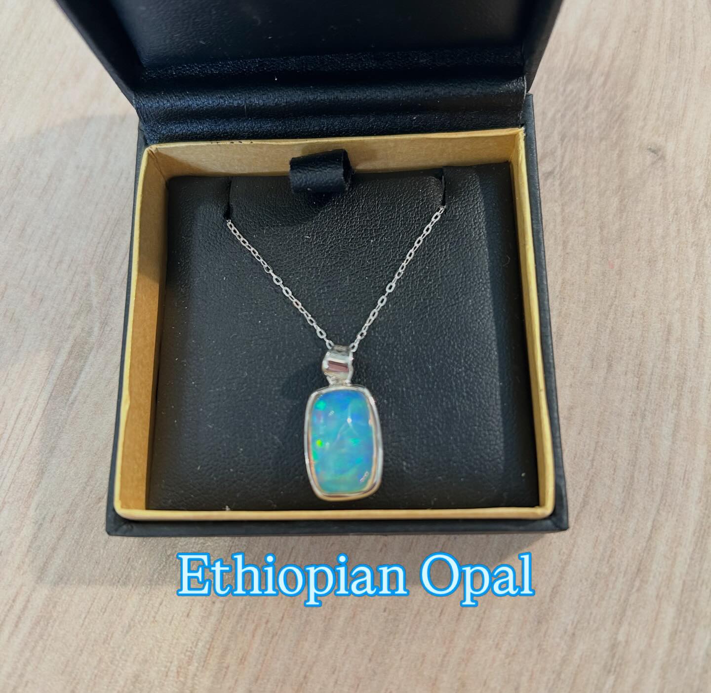 Look at me!! Aren’t I beautiful 🤩
This is a rare find, Ethiopian opal pendant set in silver on a silver chain 🫶
#opal
#ethiopianopal
#ethiopianopalcabochon
#ethiopianopals
🤍🩵🩷