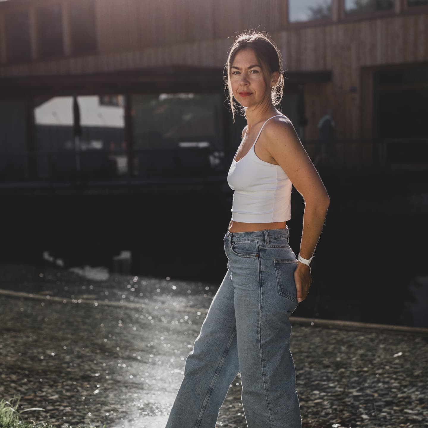 Letztes Wochenende im 4. Modul der systemischen Coaching Ausbildung wurde den Teilnehmer*innen bewusst, wie sehr die Zeit bis hierher bereits ihr System 'verändert' hat.
Ängste und Überforderung machten sich breit. Zugleich Euphorie und Vorfreude auf alles was noch kommt.
Wie kann ich leicht und strahlend bleiben?
Meine Freundschaften verändern sich, Gespräche strengen mich an. Soll ich als Coach oder Freundin antworten?
Durch die Arbeit mit und an uns, werden wir feinfühliger. Für Worte, Inhalte, Muster.
Haben die Lust den Zauber der Leichtigkeit und Klarheit zu teilen. Die vermeintlich kleinen Tools.
Und doch erschöpft es, egal ob ungefragter Mülleimer, das feine wahrnehmen, die Frustration über negative Spiralen.
Mein ganz großes learning der letzten 2 Jahre:
Jede Veränderung mit mir bringt Veränderung in meinem System. So lange ich festhalte kostet es mich doppelt Energie. So lange ich nicht klar kommuniziere bin ich im inneren Konflikt.
Was ich versuche?
Loszulassen, was nicht (mehr) passt.
Grenzen setzen, Nein sagen, Rollen klären.
Für mich zu sorgen, Inseln der Ruhe kreieren.
Mich mit Leichtigkeit umgeben, lachen, Kind sein.
Gelingts mir immer? Nope. Die direkte Watschn kommt sofort. Der Juli hat geknallt!
📍@saalerwirt Hier tauchen wir für unser Frühlingserwachen Yoga Retreat Feb 2026 ab. (Infos Link in bio)
📷 @steffilein_wi
.
.
.
.
#systemischescoaching
#coachingmünchen
#coachingakademieberlin
#innerwork #persönlichkeitsentwicklung #yogaundcoaching
#yogaretreat #saalerwirt #retreatfebruar