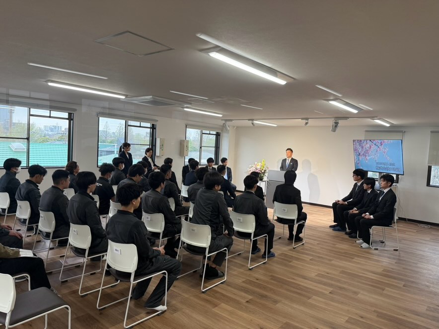 お世話になります。
株式会社DENZの入社式を行いました。
これから新しいメンバーと共にみんなで頑張っていきます。
#高圧工事 #電気工事 #非常用発電機 #東京都 #足立区
