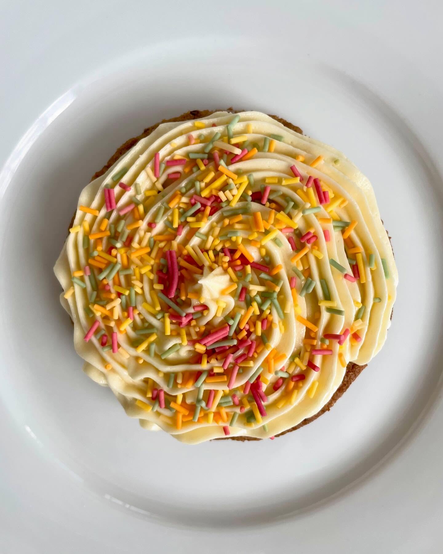 Reminiscing on the time we topped one of our classic chocolate chunk cookies with a delicious buttercream icing and sprinkles 😍😍 because why have a cupcake when you can have a cookie … absolutely epic 🤤
#cookiedwithlove