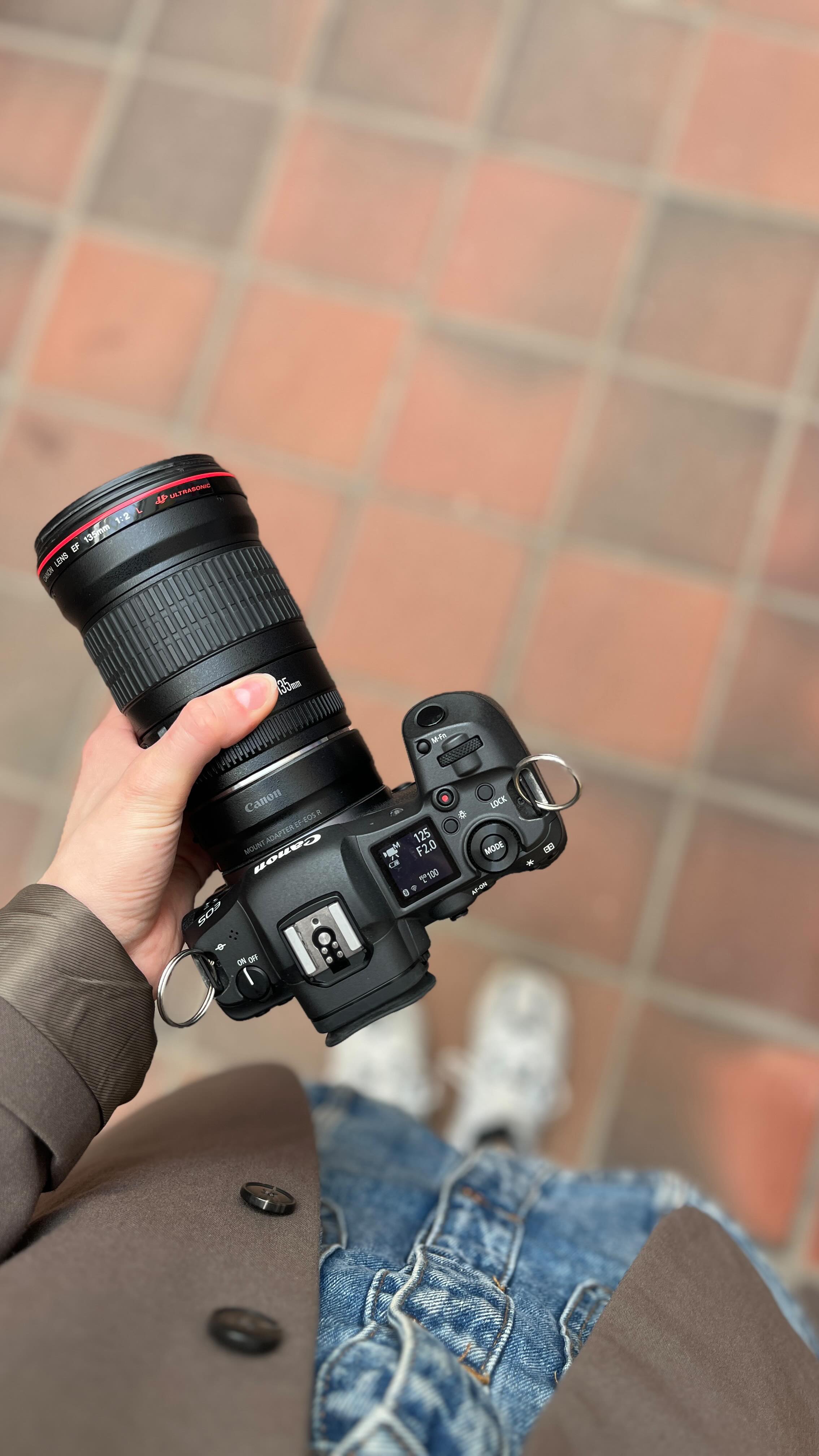 En lidt blandet video, fordi jeg har været for dårlig til at opdatere herinde — men af den simple årsag, at jeg har haft mange opgaver at se til med kameraet under armen 🎥🙌🏼🌿
Her i videoen ses lidt ude fra de forskellige virksomheder jeg har haft igennem den sidste 1,5 uges tid.
Det er nogle vidt forskellige virksomheder - men de har alle et behov til fælles 👇🏼
Et ønske om at blive set.
At blive forstået.
Og at blive valgt.
For mig handler et brandingshoot ikke bare om “at tage billeder”. Det handler om at finde ind til det, der gør virksomheden unik - og oversætte det til visuelle billeder/videoer, der kan bruges aktivt i deres markedsføring.
Det er samtalerne undervejs, detaljerne, stemningen - og alt det man ikke kan få, med et upersonligt billede snuppet fra nettet eller canva 😉
Det er dér, magien opstår.
Ka’ du nu ha’ en rigtig dejlig weekend! 🙌🏼
#brandingfotograf #erhvervsfotografering #brandingshoot