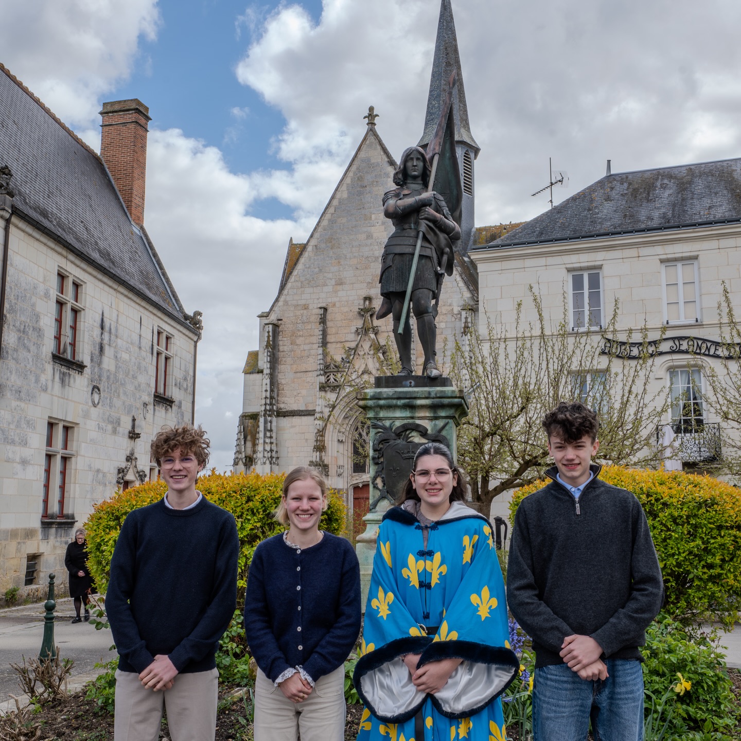 🗡️ Sur les pas de l’épée...
Avant la lumière des fêtes, il y a le temps du recueillement et de l’apprentissage. Ce week-end, notre Jeanne, Clémence, et ses pages se sont rendus à Sainte-Catherine-de-Fierbois puis à Chinon avec l’association.
Entre la ferveur d’une messe solennelle, la découverte de la forteresse royale et l’explication du geste de l’épée par une ancienne Jeanne, elle s’imprègne de l’héritage de celle qu’elle aura l’honneur de figurer. ⛪🏰
Ici, l’Histoire n’est pas dans les livres, elle se vit. Dans chaque ville nous avons eu la chance d’être accueillis par les associations locales qui font vivre également l’esprit de Jeanne @jeanneenlumiere et l’épée de Jeanne.
✨ Suivez-nous dans cette préparation unique.
Et vous, êtes-vous déjà allés dans ces villes ?
#OrleansJeanneDArc #JeanneDArc #Patrimoine #Chinon SainteCatherineDeFierbois
