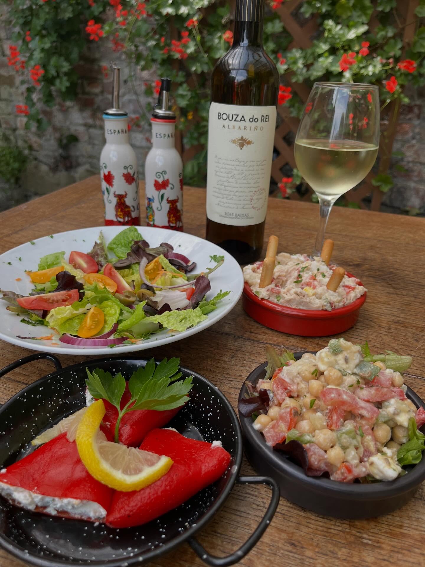 Hola sunshine & warmth, we’ve missed you!
Time to enjoy a tapas lunch in our garden.
#spanishtapas #alfrescolunch #vinoblanco #folkestone #kent