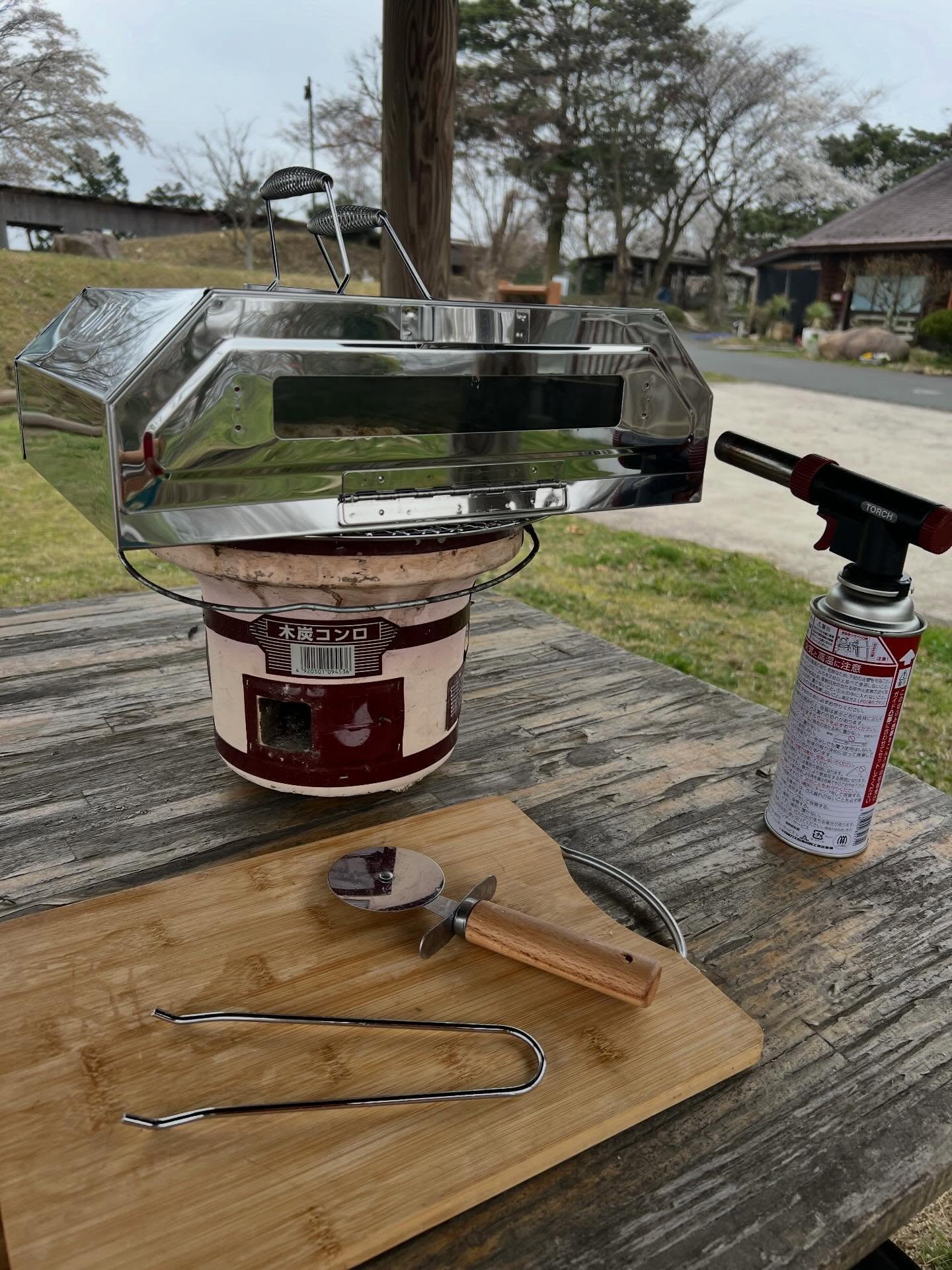 最近人気のコテージ七輪BBQ。七輪でピザも焼けたら面白いかなと思ってキャンプ用ピザオーブンで試してみました。
冷たい風が強かったのであんまり庫内の温度が
上がらなかったです。
温度計はずっと60℃くらいのまま。
試しに焼いたのは冷凍ピザ。
20分くらい温まるのにかかりましたけど、
温めることには成功。
もう少し天気が良ければ早く温まると思います。
もしオーブンを使いたかったらレンタルしていますので
管理棟までお越しください
#キャンプピザ
#キャンプオーブン