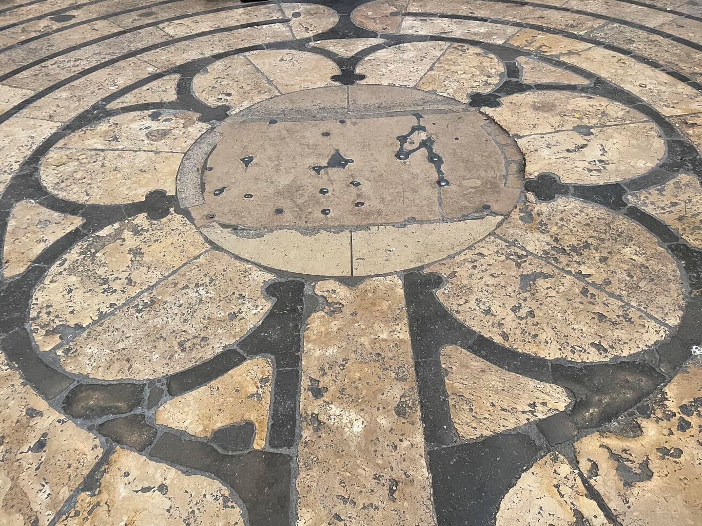 The labyrinth: a little pelgrimage.
This labyrinth in Chartres Cathedral symbolizes the path to a goal or, for the spiritual seeker, the path to the divine. The path is full of twists and turns: you get closer, but then there is also removal. Eventually you arrive in the middle and have achieved what you were striving for.
Unlike a maze, where you have to make choices between different paths, a labyrinth has a single path that leads the wanderer along a series of twists and turns to the center and back out again. In a maze you lose your way and in a labyrinth you find your way.
The labyrinth is open for meditative walking each Friday from 10.30 am to 5 pm.