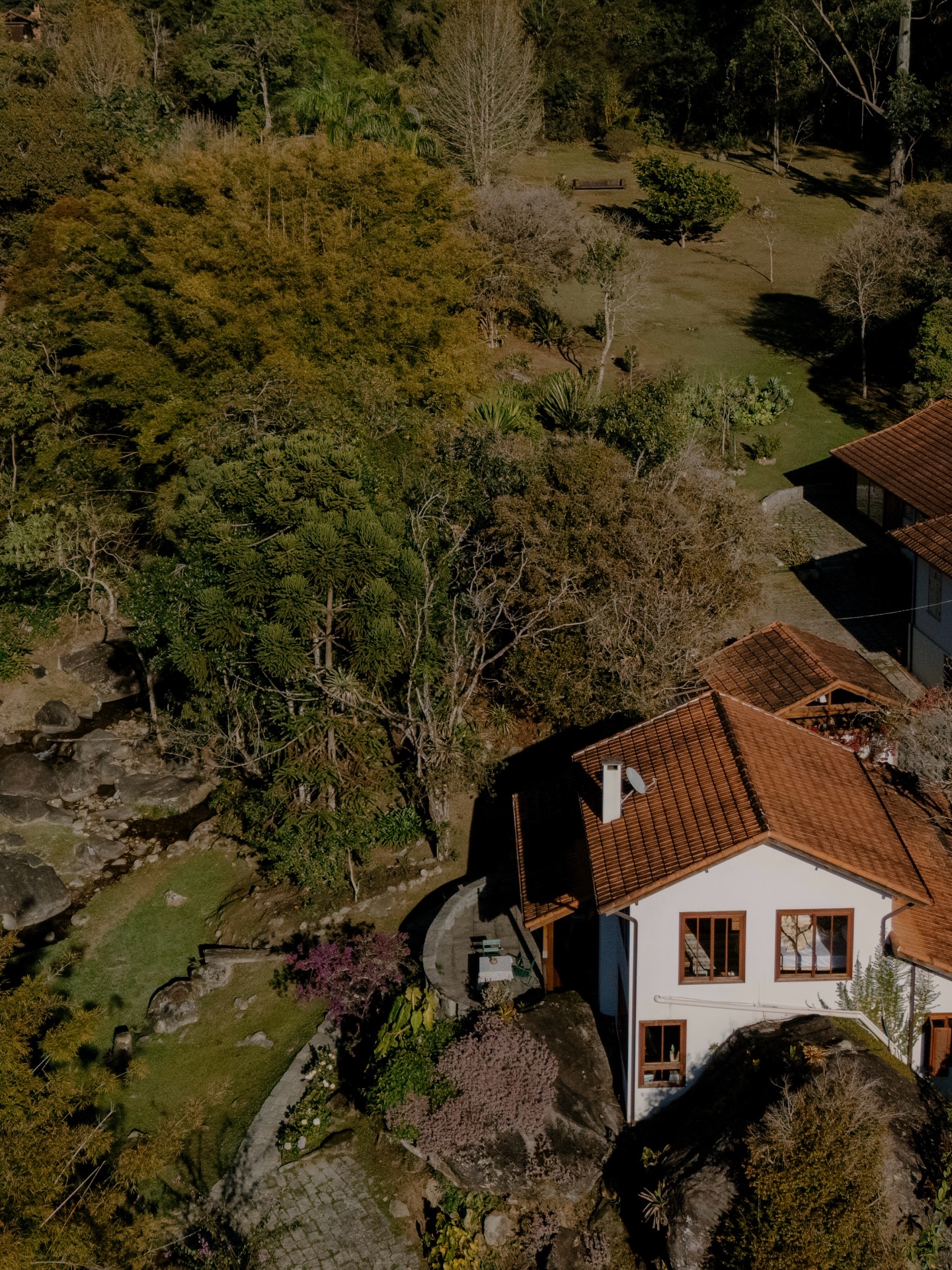 O que já foi uma fazenda produtora de leite e queijos, acessível apenas a cavalo, hoje é um Refúgio entre rio corrente e araucárias nativas, no Vale das Cruzes, próximo às vilas de Maringá e Maromba.
A casa preserva a atmosfera da vida na serra: lareira acesa nas noites frias, fogão a lenha na cozinha, sauna úmida após o banho de rio. Da varanda, a vista para a mata e a água em movimento convida ao descanso profundo.
A casa principal conta com dois quartos e acomoda até 6 pessoas, com banheira, enxoval completo e ambientes que naturalmente convidam a desacelerar.
Consulte disponibilidade no link da bio.
Visconde de Mauá — Rio de Janeiro