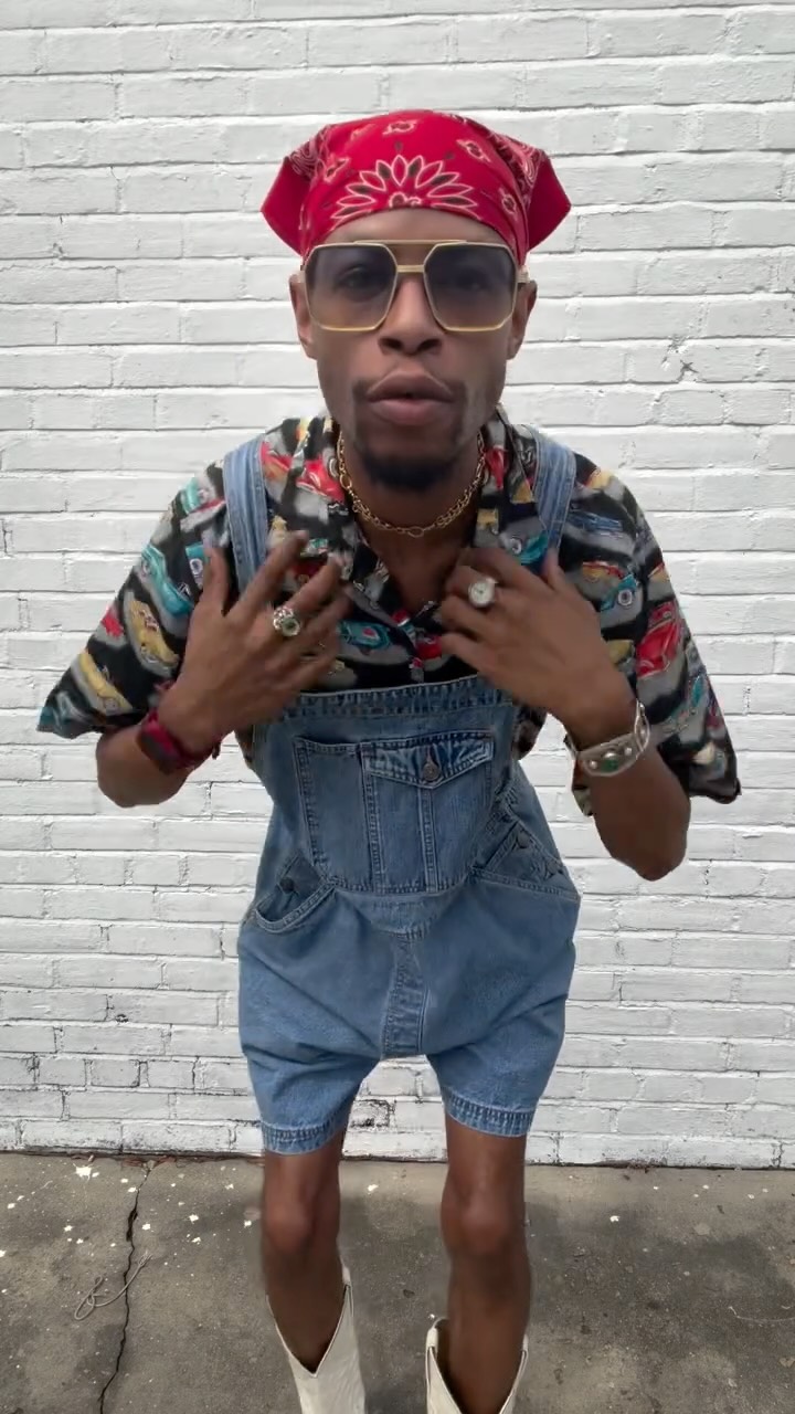 Do you smell that? 👀 Crawfish season is upon us 🦞 And overalls are the perfect piece for a springtime boil 💖 It’s time for bright colors and light layers 🌈 You know where to find us
#timewarpbr #shoplocal #midcitybr #vintagefashion #vintage