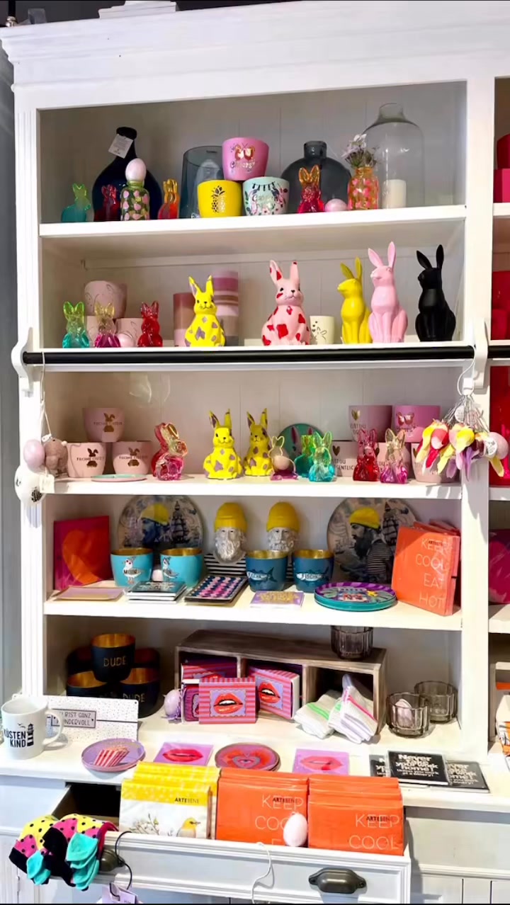 In unserem Osterbild verstecken sich Ostereier – aber wie viele genau?
Wer die richtige Zahl kennt, hat die Chance auf einen 20 € Einkaufsgutschein für die Pauline Worpswede🐣🛍️
So geht’s:
→ Anzahl der Eier in die Kommentare
→ Markiere jemanden, den du zum Suchen einladen willst
→ Story teilen? Immer gerne – wir lieben euch dafür 🩷
Wir verlosen je einen Gutschein auf Instagram & Facebook.
Ende: 1. April, 18 Uhr
Teilnahme ab 18 Jahren. Gutschein nur vor Ort einlösbar. Kein Zusammenhang mit Meta (Facebook / Instagram).
#gewinnspiel #ostern2026 #paulineworpswede #worpswede #ostereiersuche