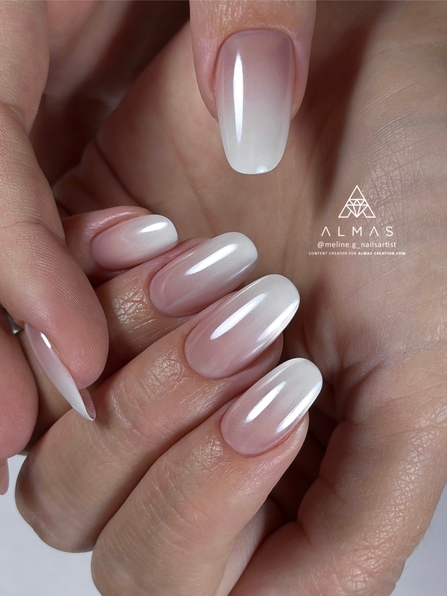 Un baby-boomer comme on les aime! Si vous aussi, vous êtes sous le charme du travail de Méline, commentez cette publication! 🫶🏻
Pour reproduire son travail, munissez-vous du builder Soft Cover 3, du vernis Natural Pink, du Creamy Paint, du pigment Frozen puis de la finition Master Top Coat - dont la texture assure une protection optimale de vos chromes et pigments ! 🔥
#babyboomernails❤️ #babyboomersnails #ovalnails #frenchnail #pigmentnails