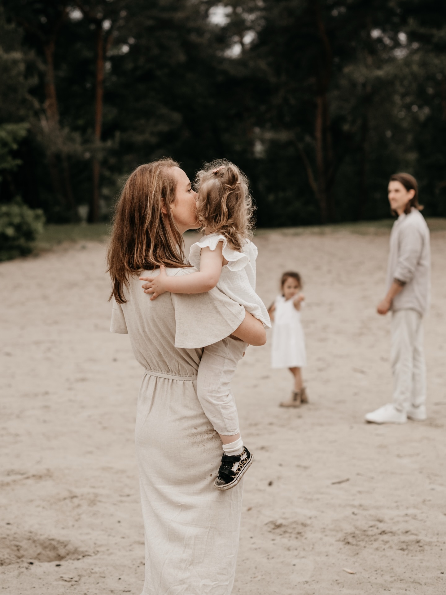 Soms lopen we tijdens een shoot even van het ene plekje naar het andere, dit om wat meer variatie in de beelden te krijgen en vaak denken mijn klanten dan dat ik stop met fotograferen, spoiler alert, ik stop nooit.
Nee dat is niet waar, ik mis soms ook gewoon wat. Maar ik probeer mijn camera’s om te hangen vanaf het moment dat ik vanaf de auto met jullie mee loop en doe ze vaak pas weer af wanneer ik terug ben bij de auto. Want soms zit het juist in de momenten ertussen.
Ik heb in de mei vakantie nog een paar plekjes vrij voor een fijne gezinsshoot, dus wees welkom.
#Gezinsfotograafettenleur
#momenteninhetmidden
#Gezinsfotografie
#gezinsshoot
#Familiefotograafettenleur