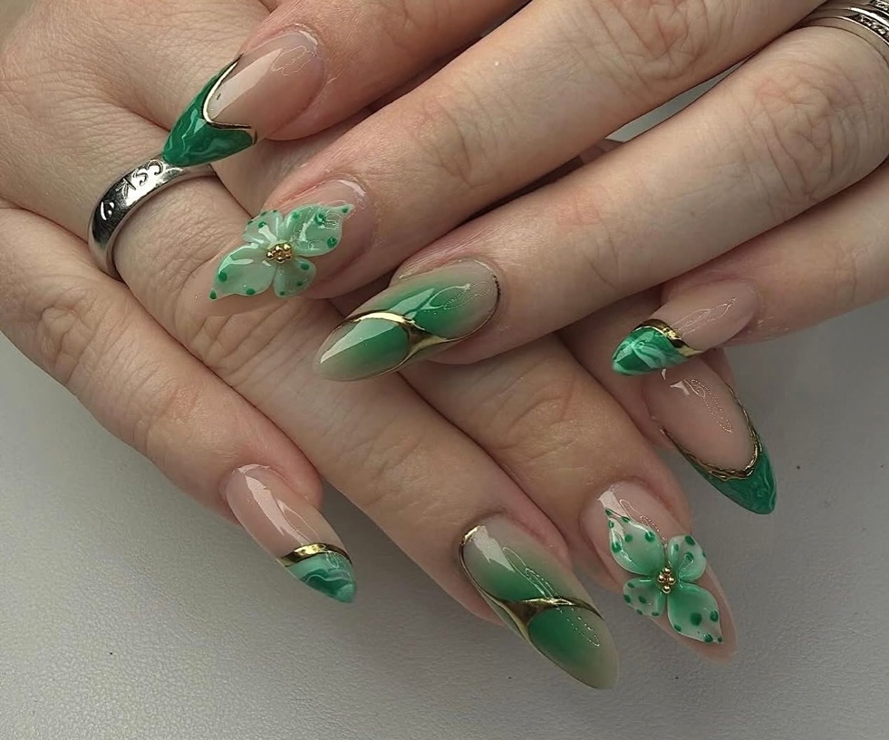Elegant French mit 3D-Blüten - classy, aber trotzdem ein Statement🌸🌸
Würdet ihr dieses Design tragen?🥰 Termine unter: 015560882999 ✨✨. #nailart #nailsofinstagram #nudenails #chromnails #naildesign #nail