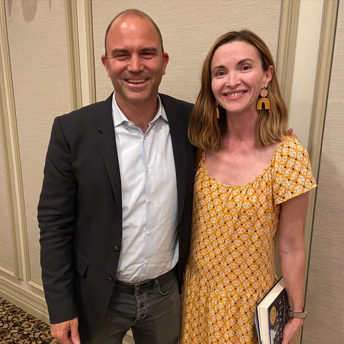 You guys… @pcfraz outdid themselves with tonight’s event. @ben.j.rhodes spoke to us about the need for Americans to put preservation of democracy at the top of our priority lists. I fan-girled out a bit about @podsavetheworld @crookedmedia. Lovely to meet this gem of a human!
Plus I got a date night with my girl @emoney20 sans kiddos at the lovely @paradisevalleycountryclub. Check this view! ✌🏻