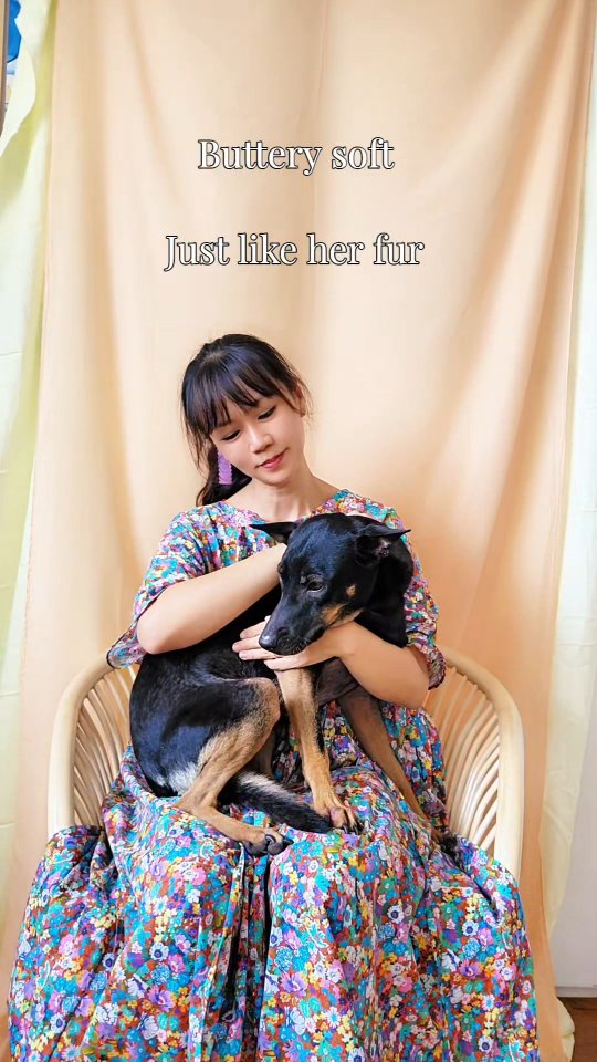 I’ve always worked with natural fibres,
but cotton lawn… this might be the softest yet.
It almost feels like cotton silk —
light, smooth, and just glides over your skin.
Soft enough to sleep in.
Perfect for our weather,
and I love how feminine the florals feel.
Freya, made to order.
Ira approved!
#madeinsingapore #MakennaStudio