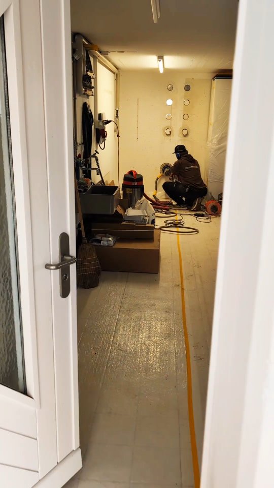 Nicht schon wieder Kernbohrung… und noch schnell putzen, bevor der Kunde heimkommt? 😅
So läuft’s bei uns eben NICHT 👇
Kernbohrung an Keller oder Garagenwand
sauber, präzise und durchdacht:
Vakuumplatte sorgt für festen Halt
Kernbohrgerät sauber darauf montiert
= punktgenaues Arbeiten
Direkte Absaugung mit dem Nasssauger,
damit bleibt alles sauber
➡️ Und das Ganze komplett ohne Schraubpunkt
➡️ Kein Dreck, kein Chaos, keine unnötige Nacharbeit
Dafür: saubere Arbeit und mehr Freude auf der Baustelle 💪
Schau rein und überzeug dich selbst 👀
#Poolbau #AllesAusEinerHand #CooleGeräte #MehrSpassBeimArbeiten #SaubereBaustelle