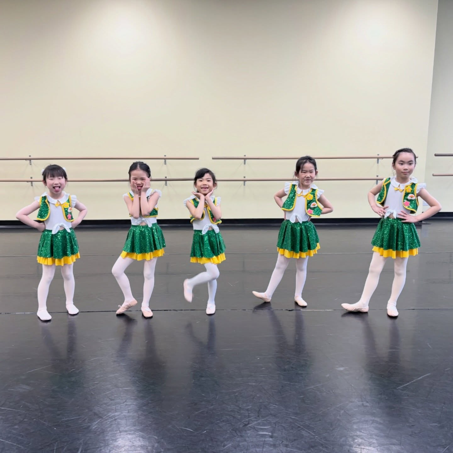 Tiny gardeners reporting for duty 🌼✨In our ✨dancing era✨#ballet #balletstudents #balletschool #balletstudio #childrenballet