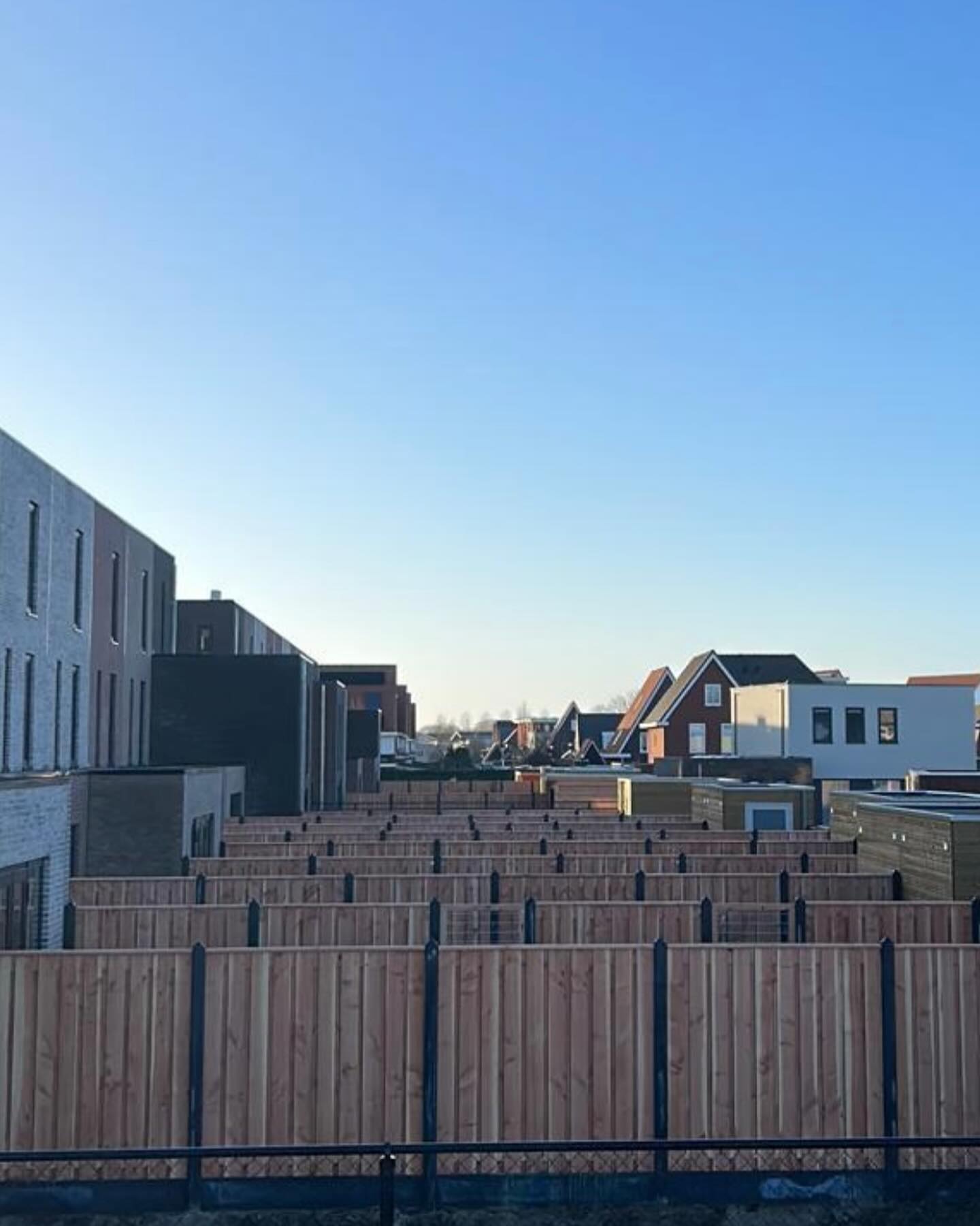 Deze week lekker bezig geweest bij de Vogellaan in Othene. Deze hele blok is voorzien van antraciet beton icm Douglas schermen en poorten 🤩. Volgende week blok 2 💪🏼