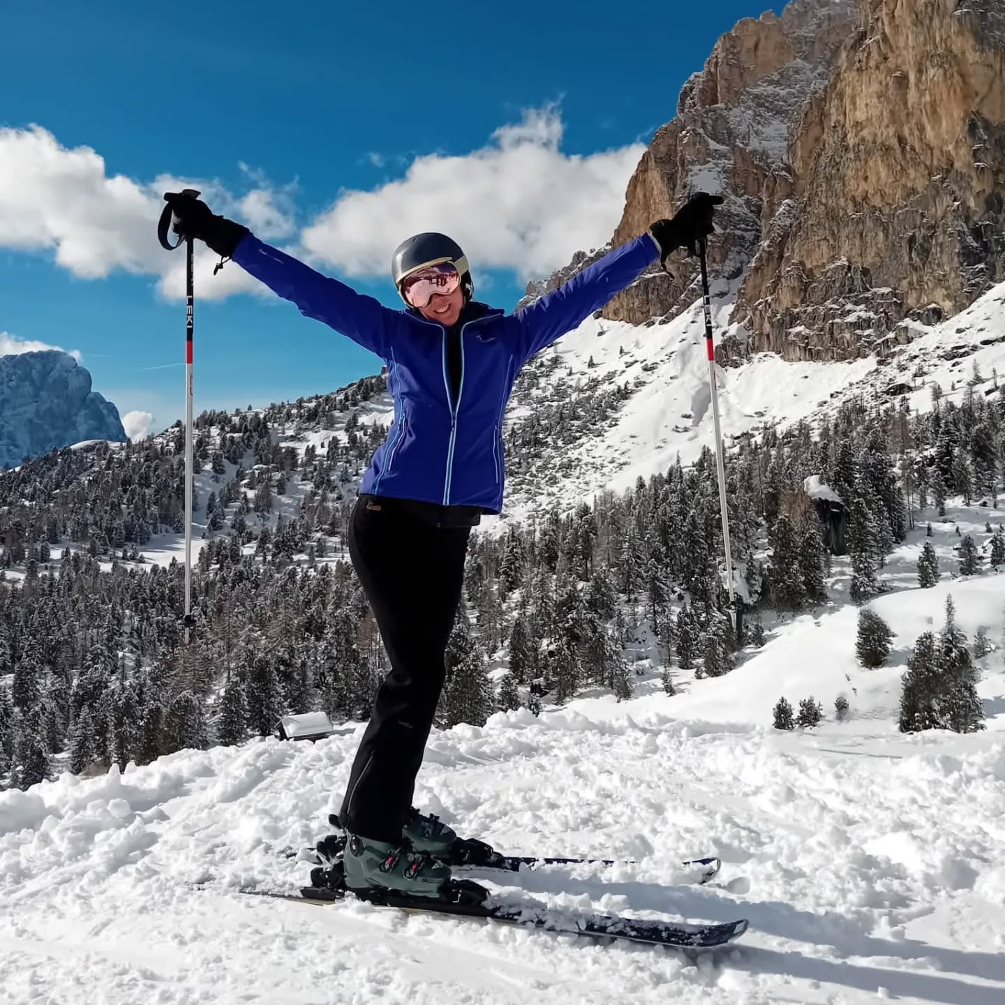 In the famous words of our lovely @jillysamps - The best therapy ever!!!
Whether you're married, single, your partner doesn't ski anymore, you just fancy trying something new or you're looking for an excuse for a holiday, WoW is here to hold your hand and lead you every day within the 12 Dolomiti Superski areas. We'll take you down fabulous pistes, from cruisy blues to black thrillers, show you spectacular scenery, take you to the best rifugio for the most amazing lunches, always with a smile, some chatter and a whole lot of giggles.
We're so grateful to all of our WoW ladies for trusting us and giving us the chance to be their guides. They may arrive as solos, but by the end of the tour, we part as friends✨️
A lovely lovely week with some lovely lovely ladies. WoW girls for life.