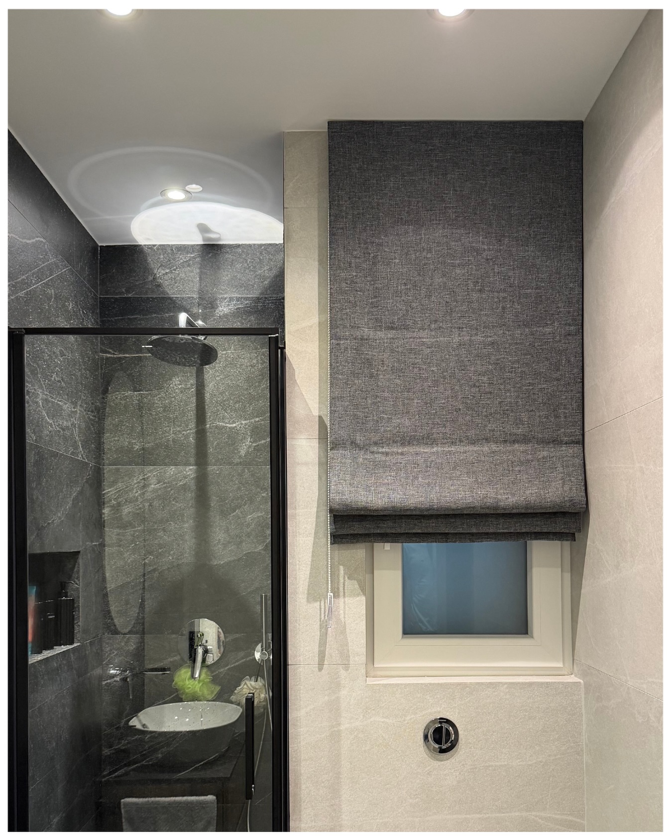 Modern design ✨ softly expressed with Roman Blind
_________
A calm harmony of grey tones in our client’s bathroom. The gentle balance of tone and texture always works for creating your space in a beautiful way.
.
.
.
.
Further info about our products:
www.kulurimalta.com
.
.
.
.
#romanblinds #contemporarybathroom #homeelegance #greytones #greyinterior