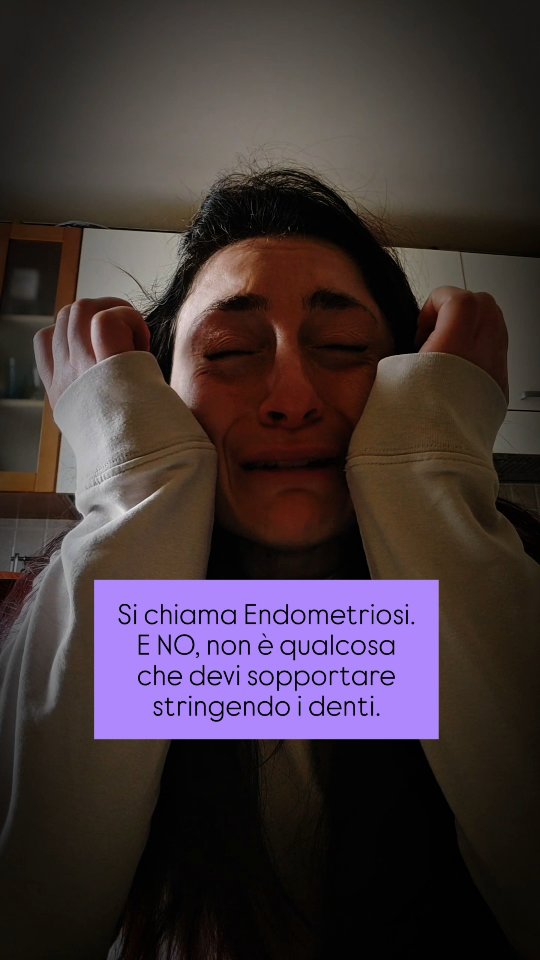 🎗𝟐𝟖 𝐌𝐚𝐫𝐳𝐨. 𝐆𝐢𝐨𝐫𝐧𝐚𝐭𝐚 𝐌𝐨𝐧𝐝𝐢𝐚𝐥𝐞 𝐝𝐞𝐥𝐥’𝐄𝐧𝐝𝐨𝐦𝐞𝐭𝐫𝐢𝐨𝐬𝐢.
E io oggi sono a letto.
Busto completamente rigido e dolorante come se si stessero strappando schiena, petto e costole ad ogni movimento.
Da giovedì non riesco a muovermi a causa di un farmaco prescritto per “alleviare” il mio dolore e che invece ha spento il mio corpo.
Ho 16 anni di ritardo diagnostico.
Sedici anni in cui il mio dolore era “normale”.
Sedici anni in cui nessuno ha osservato o ascoltato davvero.
Sedici anni in cui la mia vita andava avanti… mentre il mio corpo si distruggeva.
L’Endometriosi si è presa tutto:
atleticità, uscite, viaggi, lavoro, socialità, sorrisi. Lasciando: dolore, pianti, rabbia, frustrazione, una vita da rivalutare da zero.
E le consapevolezze che pesano come un macigno:
- Il dolore delle donne è stato ignorato per secoli e solo negli ultimi decenni si è iniziato — appena — a studiarlo davvero.
- Ancora oggi non siamo tutelate.
- Se soffri di Endometriosi è molto probabile che tu abbia anche altre patologie che restano invisibili, sottovalutate, non trattate. Io, come tante, abbiamo sofferto di Disturbi Alimentari. Io come tante soffriamo anche di Dolore Cronico, Fibromialgia, Vulvodinia, Neuropatia del Pudendo, Depressione.
- La ricerca è indietro.
- Le associazioni sopravvivono grazie ai malati stessi.
- A chi governa… non interessa abbastanza.
E allora oggi non sarò educata.
Non sarò composta.
Sono incazzata.
Sono incazzata perché sono a letto
anche per un sistema che non mi tutela.
Sono incazzata perché queste giornate senza lavorare non me le paga nessuno.
Sono incazzata perché non posso tornare a vivere da sola in quanto ogni mese qualcosa di nuovo spezza ogni progresso fatto nel mese precedente.
E se la voce di una è la voce di tutte,
allora diciamolo chiaramente:
ci siamo rotte il cazzo.
Il dolore femminile non è normale.
Non è da minimizzare.
Non è da sopportare in silenzio.
Abbiamo una dignità.
E meritiamo:
ascolto, rispetto, tutele, medici formati su queste patologie.
Se anche voi avete una dignità, cari dottori, smettete di lucrare sul dolore di chi vi sta affidando la propria vita.
Buon 28 marzo un cazzo🌻💛.