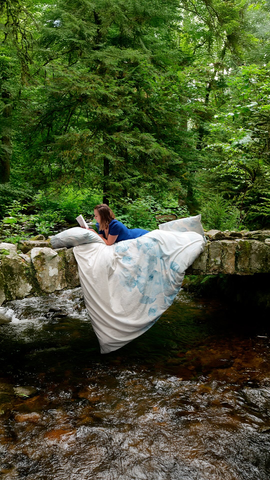 Nouvelle collection Printemps - Été 🤍
S’évader au fil de l’eau avec la parure de lit Vagues indigo, l’un des modèles phares de cette collection sur le thème de l’eau.
Sur un voile de métis léger, des éventails inspirés de l’écume des vagues dessinent un décor fluide et délicat.
#GarnierThiebaut #savoirfaire #lingedelit #nouvellecollection