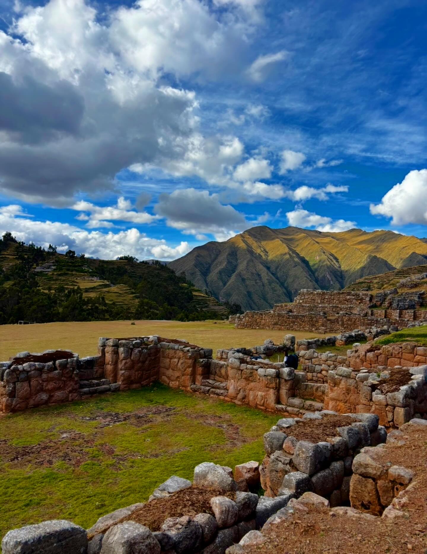 Standing in the heart of Chinchero, Peru 🤍⛰️
Ancient Inca ruins, mountain views, and skies that feel unreal
This little village in the Sacred Valley completely stole my heart 🏔️✨
#travel #travelphotography #SacredValley #CuscoPeru #perutravel