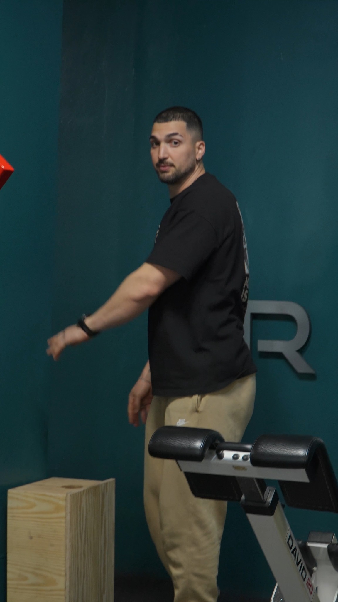 🐰CAÇA AO OVO / 📆DIA 4 DE ABRIL / 📍REBOLO GYM
Está de volta a nossa caça ao ovo! Se já participaste alguma vez, já sabes que neste dia iremos ter escondidas pelo ginásio algumas surpresas à espera de serem encontradas pelos clientes que vierem treinar no dia 4 de Abril! 💪
Se nunca participaste, este ano tens a tua oportunidade!! 😉
Portanto, já sabes, este sábado vem treinar de olho bem aberto para ver se encontras alguma das nossas surpresa! 🎁🧐
⚠️ NOTA: As surpresas apenas estarão escondidas na sala de musculação, sala de cardio e na receção. Nos balneários, casas de banho e zona dos cacifos não irá haver nada escondido!
Boa caça e boas páscoas!! 🐣
#rebologym #páscoa #caçaaoovo #treinodeforça #ginásiofunchal