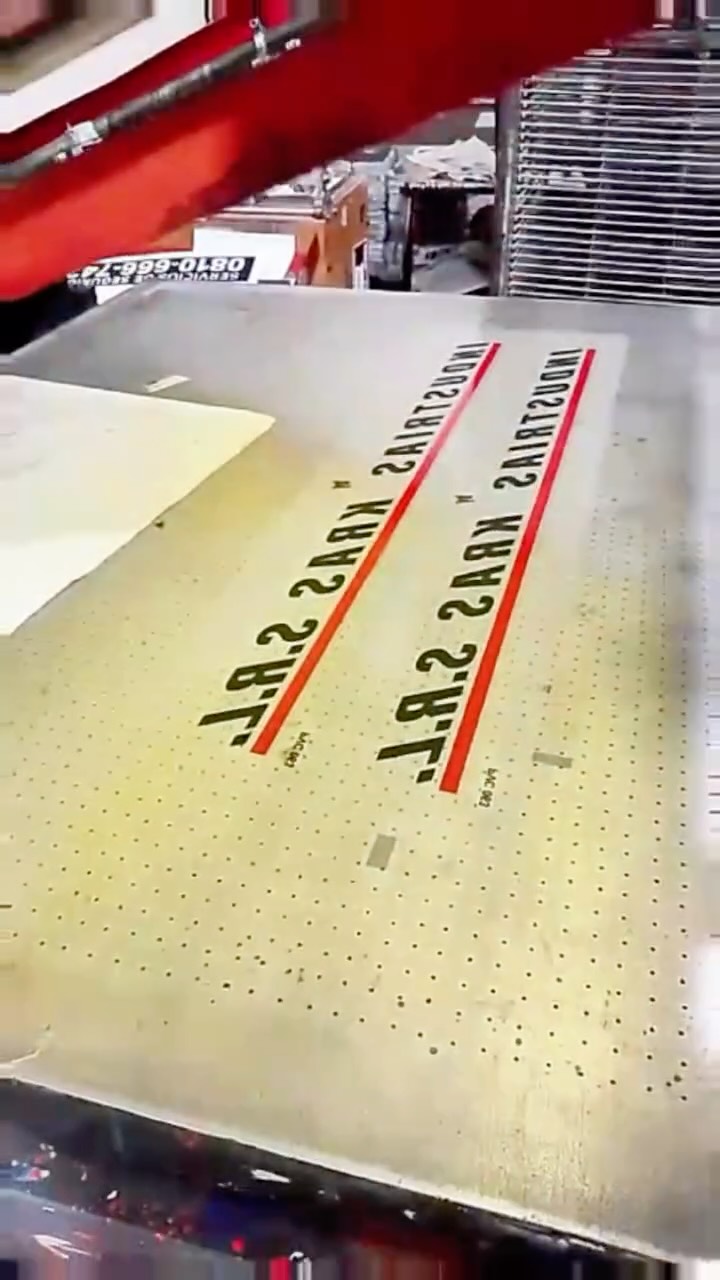 Cuando el trabajo es a mano, se nota 👌
Estos frentes de casi 1 metro para Kras SRL los hicimos en serigrafía, uno por uno, cuidando cada detalle en todo el proceso.
Porque no es solo imprimir, es dedicarle tiempo, precisión y ojo a cada pieza para que el resultado realmente destaque en el punto de venta.
Trabajo artesanal, prolijo y pensado para durar 💪
¿Querés llevar tu marca a este nivel?
#Serigrafía #Planograma #TrabajoArtesanal #Industria #CgPlanograf DetallesQueSuman