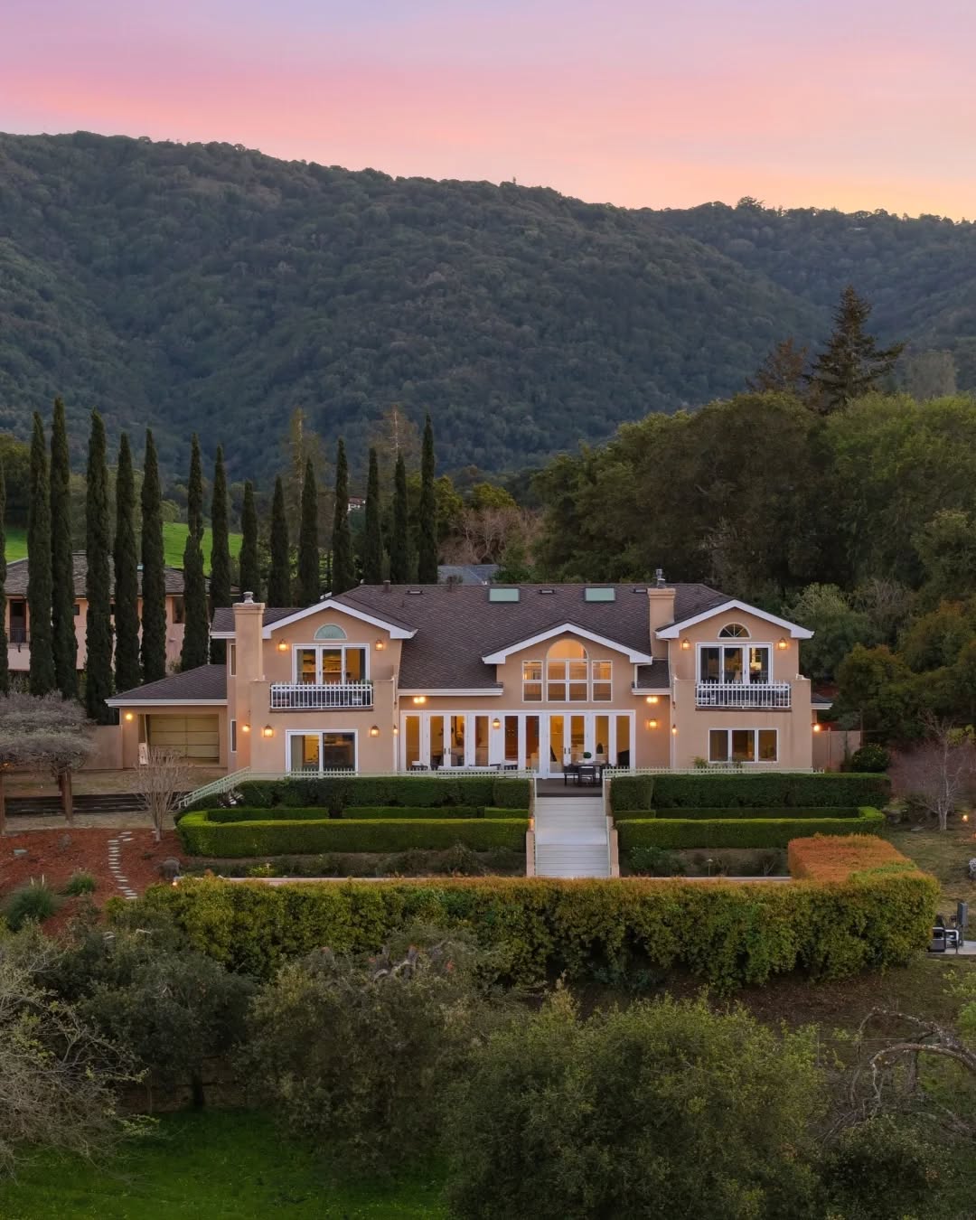 š Imagine enjoying the stunning views from this Los Altos Hills estate! š¤©āØļø
š Listed by DeLeon Realty | Already pending! š
In Partnership with @ihsmarketing
šø @evokemedia.re
#bayareahomes #sanjosehomes #losaltoshomes #siliconvalleyrealestate #bayarearealestatephotographer