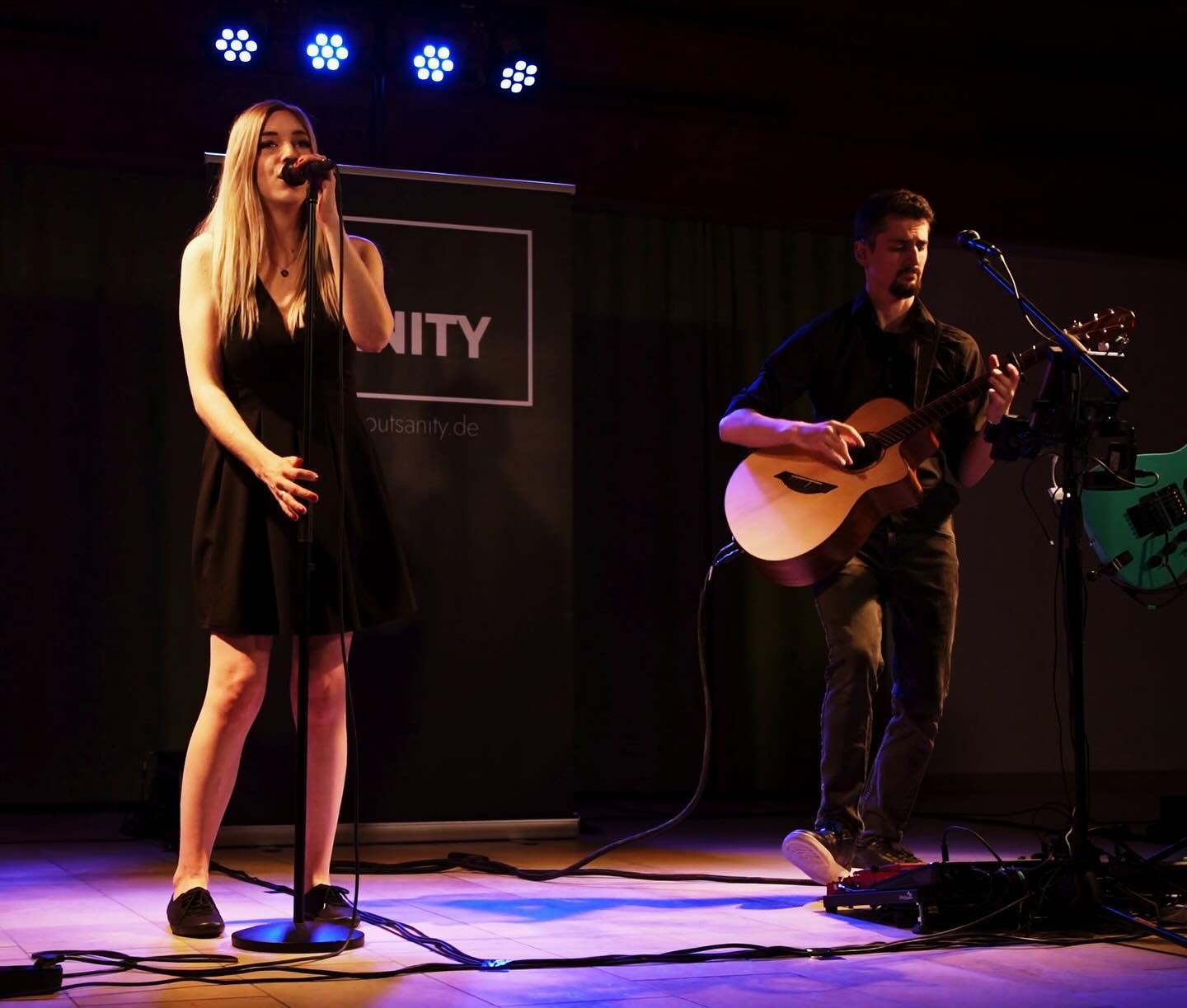 Wir freuen uns immer wieder darüber, von unserer Leidenschaft leben zu können. Bald geht‘s auch wieder an die nächsten Cover Aufnahmen, und wir sind voll motiviert 😁 #staytuned
.
.
.
#music #passion #duo #band #pictures #rock #pop #covermusic #fingerstyle #guitar #guitarsolo #singing #acoustic #acousticcover