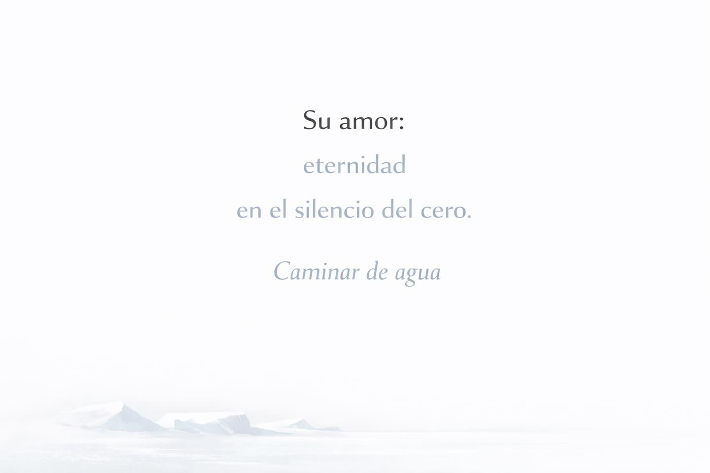 Luvina y Caminar de agua, habitan dos geografías que no son del todo lugares, sino estados del ser.
Luvina es el territorio donde el mundo ha sido vaciado.
El viento no acaricia: insiste.
No hay germinación, solo permanencia en la intemperie.
Es un espacio donde la vida se suspende y el alma aprende a resistir en medio de la sequedad.
En cambio, Caminar de agua se sitúa en otro umbral del mismo misterio.
También hay viento, también hay silencio, también hay despojo.
Pero ahí donde Luvina se detiene, aquí algo comienza.
Si Luvina es el vacío como desgaste,
Caminar de agua es el vacío como origen.
En Luvina, el viento arrasa.
En Caminar de agua, el viento atraviesa y transforma.
En Luvina, la tierra no responde.
En Caminar de agua, el agua germina.
Ambas comparten una misma raíz simbólica:
el encuentro con lo esencial cuando todo lo demás ha sido retirado.
Pero divergen en su destino:
• Luvina permanece en la aridez del ser.
• Caminar de agua encuentra en el “cero” una potencia creadora,
una forma de amor que no se agota,
que no necesita forma para existir.
Así, donde Luvina nombra la imposibilidad,
Caminar de agua nombra la transformación.
Y en ese contraste, ambas revelan una misma verdad:
que el vacío no es ausencia,
sino el lugar donde algo —aun sin nombre— decide comenzar.