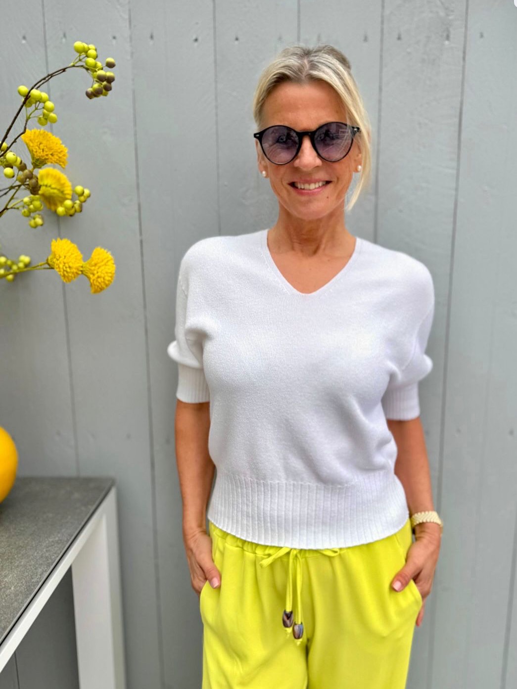 Kennt ihr schon unsere neuen Farben der Bommelhosen? 😍✨
Wir sind total verliebt in den soften, fließenden Stoff und den lässigen Sitz – einfach reinschlüpfen und wohlfühlen 💕
Die frischen Farben machen sofort gute Laune und lassen sich super vielseitig kombinieren ☀️
Dazu passt das leichte Oberteil perfekt:
clean, bequem und einfach unkompliziert 🤍
Ob mit Sandalen, Sneakern oder einer Jeansjacke – ein Look für den ganzen Tag ✨
Locker tragbar bis Größe 42.
👉 Jetzt entdecken – Link in der Bio bei Fashion Boxx
⸻
#fashionboxx #bommelhose #sommerlook #outfitoftheday #ootd #modetrend #bequememode #casuallook #fashionstyle #instafashion #lookoftheday #modefürfrauen #summervibes #styleinspo #trendlook #boutiquestyle #onlineshop #fashionliebe