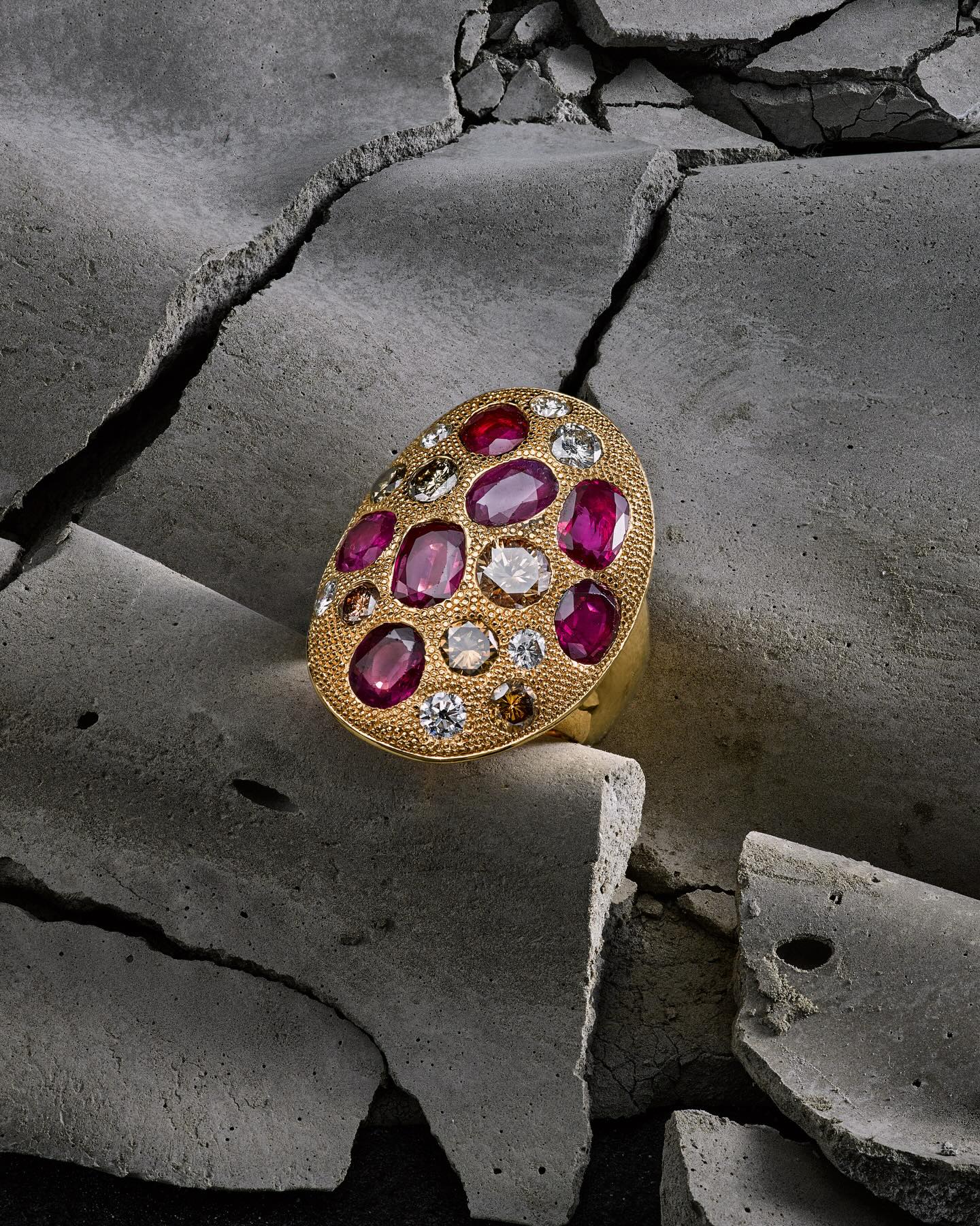 Ein Feuerwerk aus tiefroten Spinellen und leuchtenden Brillanten — gefasst in einem raffiniert strukturierten Ring.
Ring // Spinelle rot, 12 Brillanten weiss/light brown, 7,370 Carat // Roségold 750, 41 Gramm
www.uhl.ch #uhl #schmuck #rosegold #coloredgemstones #diamonds spinel