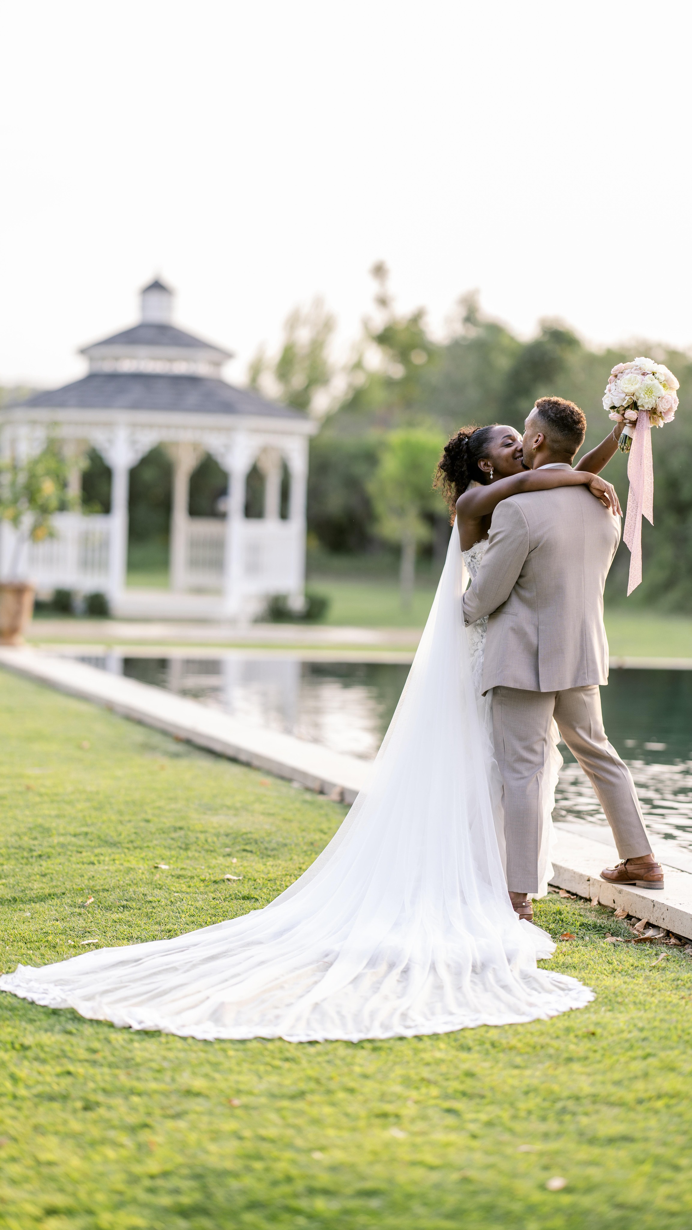 S’il y a une chose absolument vraie dans cette vidéo de mariage, c’est bien celle-ci : si Jessica et Lucas n’existaient pas, il faudrait les inventer.
Un mariage splendide, porté par une ambiance mémorable ♡
Merci au talentueux @instant_prestige pour avoir si joliment capturé ces instants
Dj : @nslevent
Décoration : @vert.tigeevent
Traiteur : @honuatraiteur
Officiante : @coralienarratricedevie
#weddinginspiration #justmarried #provencewedding