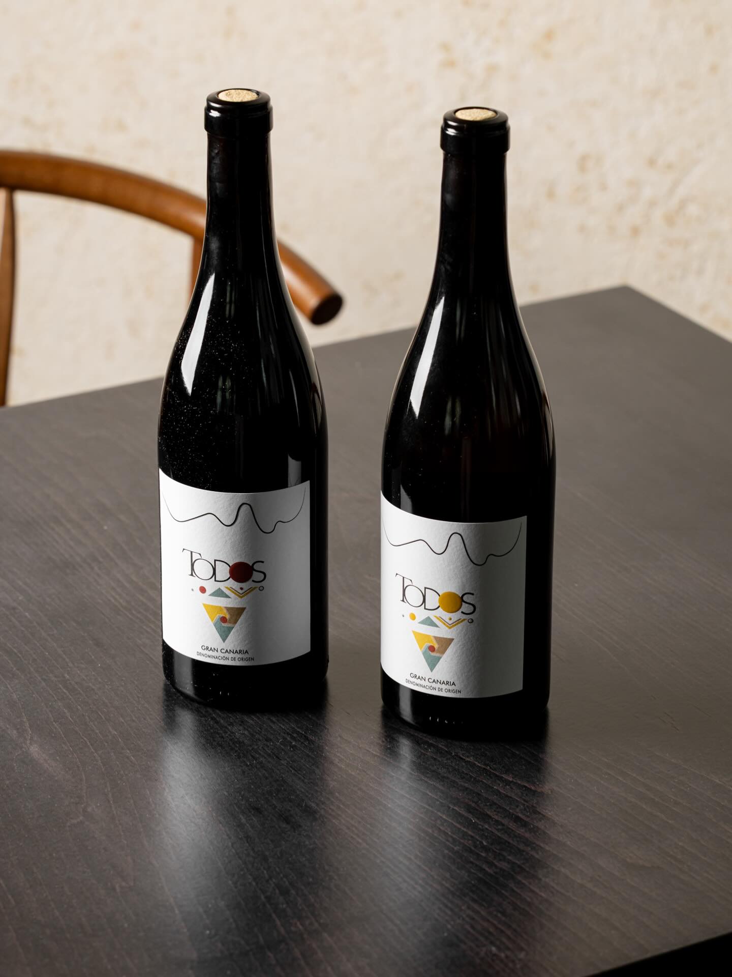 Bodegas Todos now available @etchfood
We are very proud to be listing this exciting new project from Gran Canaria, from superstar Somm @tara_ozols . Small scale, terroir driven, and downright delicious wines.
The white is a blend of Malvasia, Listan Blanco, Moscatel, & Vijariego Blanco. It showcases vibrant aromatic fruit, salinity, freshness and a wonderful focus and precision.
The red is a Listan Negro & Tintilla blend and is dangerously drinkable with crunchy red fruit and a touch of black pepper and background spice. The perfect chillable summer red.
📸 - @justindesouza.photo