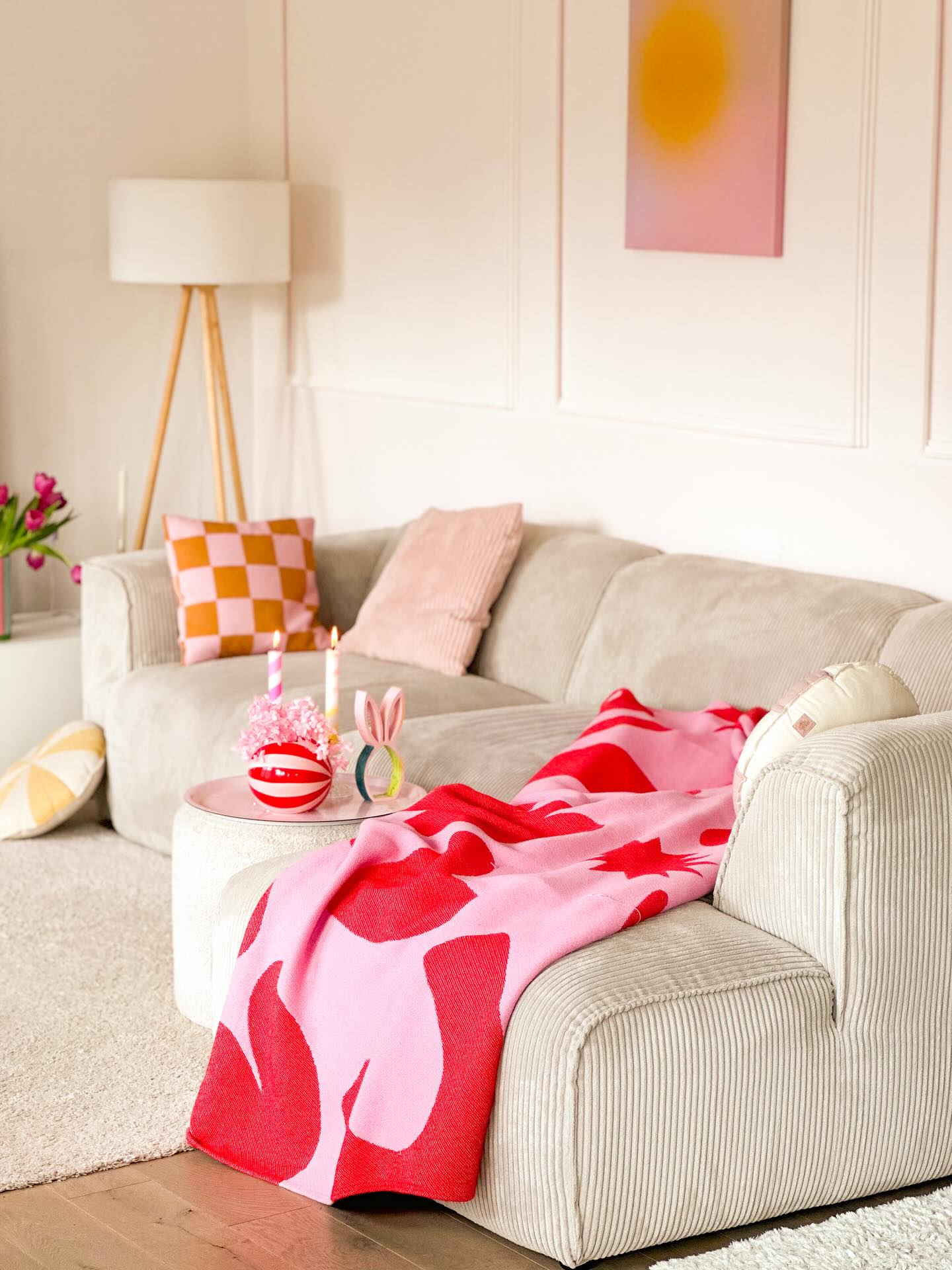 Schönen Wochenstart ihr Lieben☀️🌸
Wir sind hier definitiv im short week mood😊
Wir hoffen ihr auch?
#colorfulhome #interior #interiors #interior123 #myhome #cornerofmyhome #mycozyhome #interiordesign #pillow #blanket #living #livingroom #livingroomdecor #schönerwohnen #inneneinrichtung