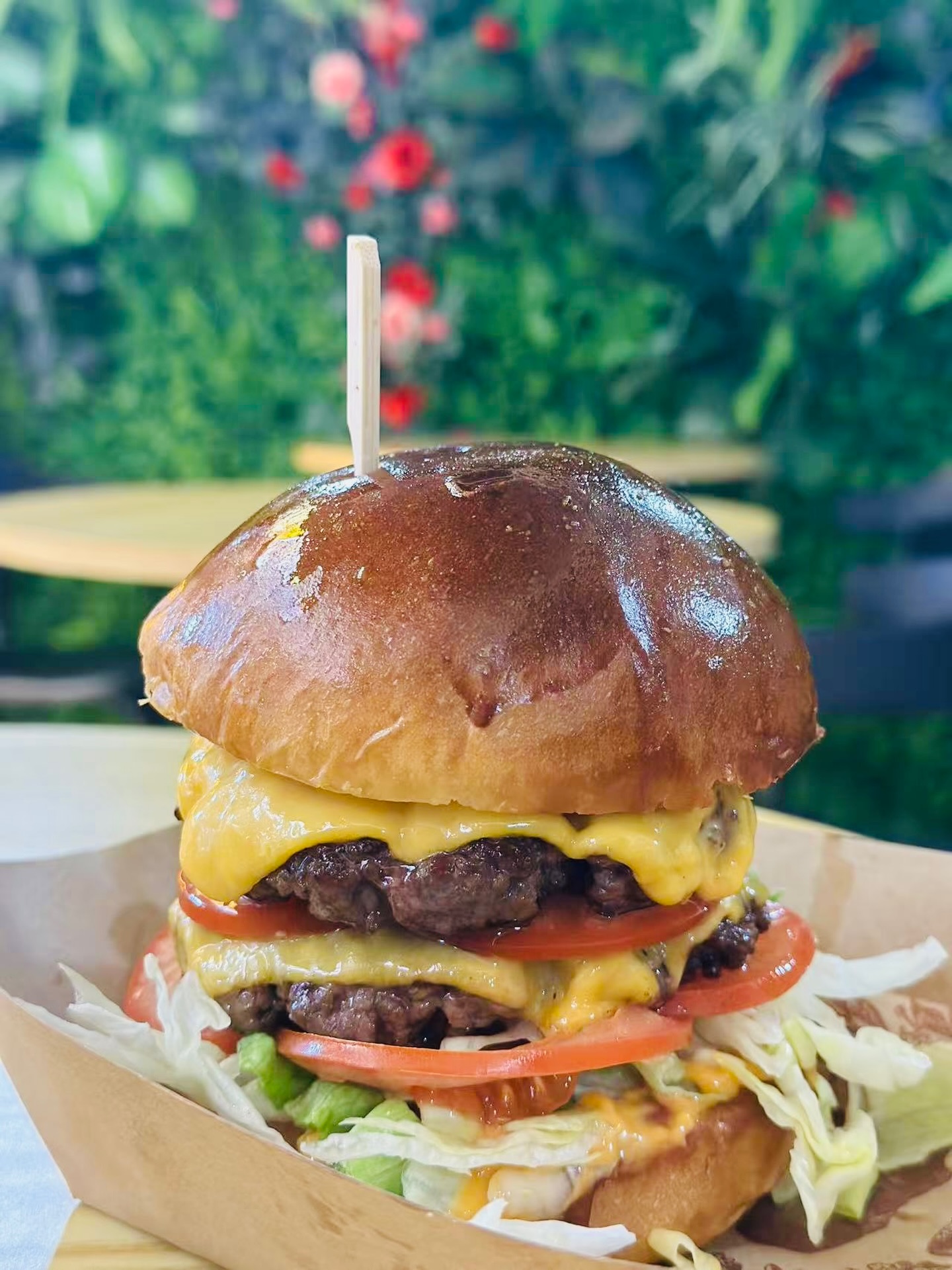 🍔 Hamburger: il cuore dello street food
A Siracusa i nostri hamburger sono pensati per chi ama il gusto autentico: carne selezionata, ingredienti freschi e combinazioni studiate per esaltare ogni morso.
Dall’hamburger classico alle creazioni più sfiziose, ogni panino è preparato con passione e cura, pronto a conquistarti al primo morso. 😋
#StreetFoodSiracusa
#SiracusaFood
#MangiareASiracusa
#SiracusaDaGustare
#foodsiracusa