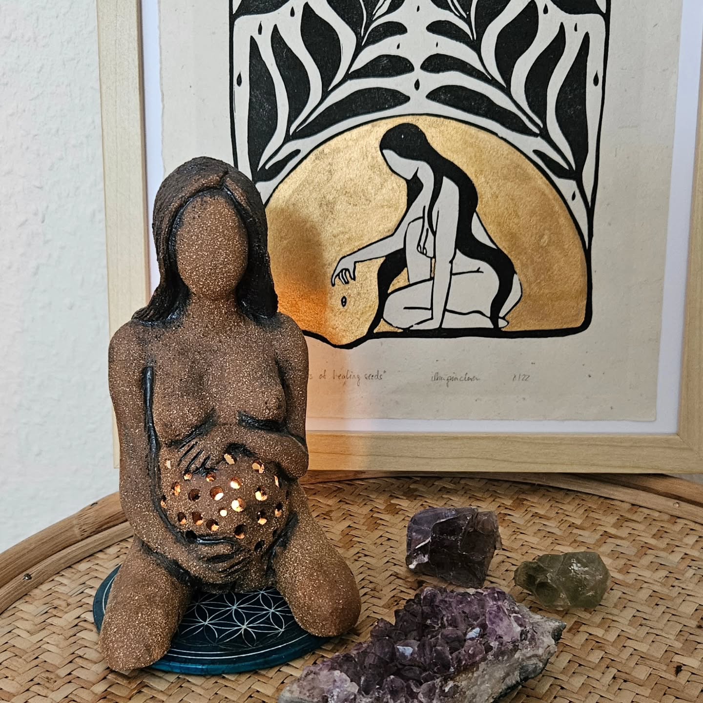 Alles, was jetzt entsteht, trägt das Potenzial für Wachstum und Wandel. ✨
Es ist Zeit von Ostara, der germanischen Frühlingsgöttin, die für Neubeginn, Fruchtbarkeit und das Erwachen der Natur steht. Sie hat ihren Ursprung lange vor dem christlichen Osterfest;)
Und wurde auch mit Eiern, dem Symbol für Fruchtbarkeit assoziiert.
Die Mondin steht zunehmend halb am Himmel.
Was darf in diesem Monatszyklus in Fülle und Vollendung gehen?
Was darf in deinem Leben jetzt Wurzeln schlagen?
Welche Intention setzt du? Für dich persönlich/ für die Gesellschaft/für die Welt?
Freude, Frieden, Leichtigkeit, Ruhe, Erdung,....?
Kontaktiere mich wenn du dir Begleitung oder Unterstützung wünschst 🧡
Alles Liebe deine Tina
Bild 'Goddess of the seeds' von @art.from.ilkas.heart (unbezahlte Werbung)