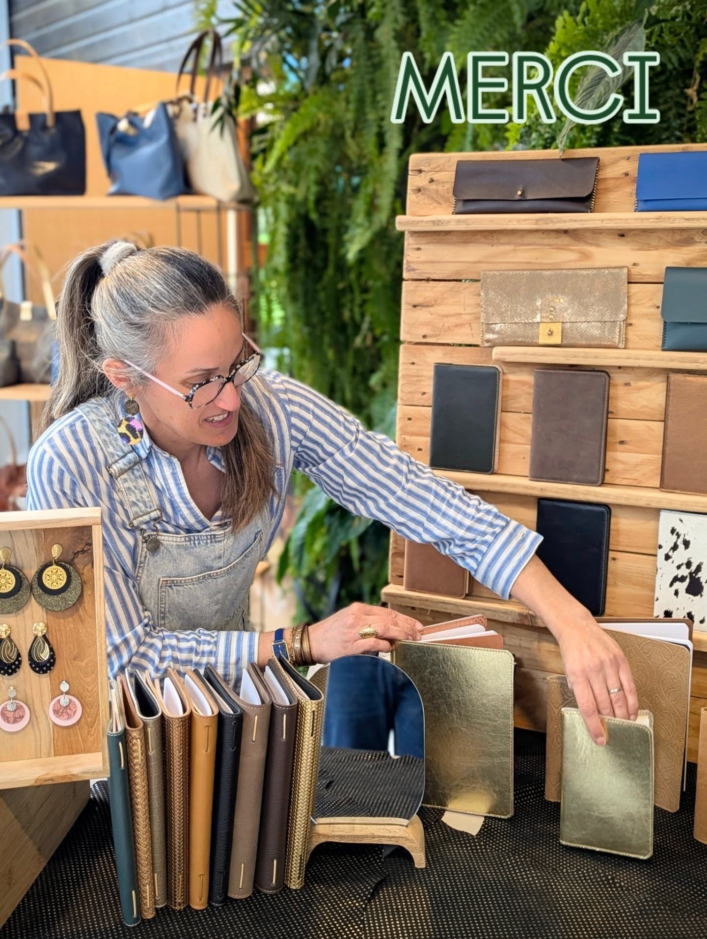 Printemps de Terra : MERCI
MERCI pour l'accueil chaleureux de l'équipe de @terrabotanica à l'écoute de nos besoins (pas toujours faciles 😜)
MERCi à vous qui êtes venus à ma rencontre, vos sourires, votre confiance et vos petits mots ❤️❤️❤️
Encore de belles rencontres, de chouettes voisins avec de jolies créations... D'ailleurs je vous invite à découvrir les créations d'Alice @alice_deletoille_artist 🤩
Bonne soirée
Marion
Ps : BIG DÉDICACE A MA COPINE SOSO 😍
#maroquinerie
#sac
#atelier
#printemps