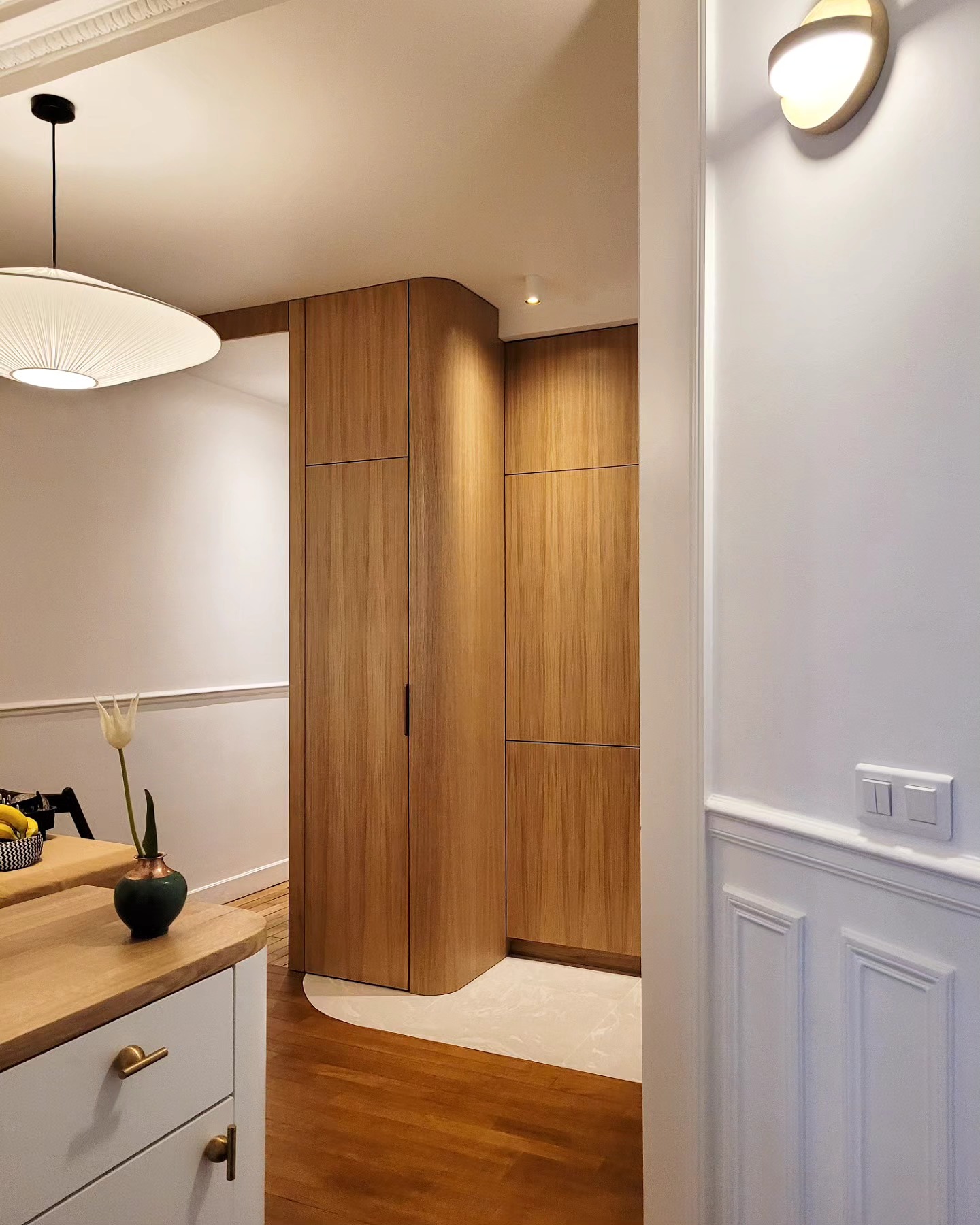 PROJET TRETAIGNE
AVANT/ APRES
Pour ce projet, le sur-mesure a été la clef pour créer une cuisine avec un maximum de rangements, un espace dinatoire pour recevoir les amis (ou un nouvel espace de teletravail); on en a profité pour dessiner une entrée grâce à un meuble desserte dans le prolongement de la banquette ...
Sur-mesure : @ferrino_agencement
Père & Fils - chez Atelier Cesame on adore travailler en "famille"
Je vous montre l'espace dinatoire avec la banquette dans une prochaine publication ;-)
#interieur#cuisine#sur-mesure#changement#bois