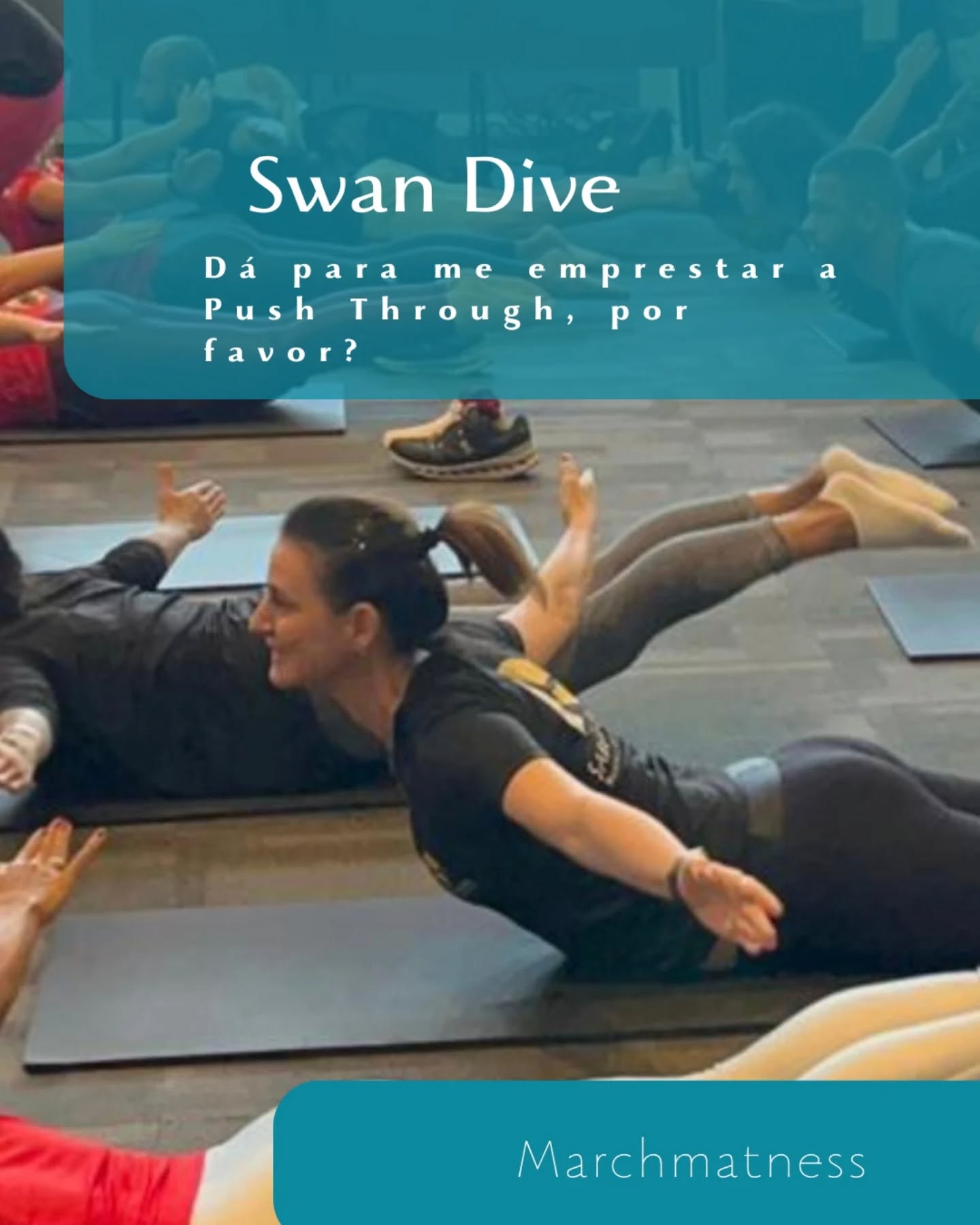 Recebi uma plaquinha de amigas queridas que por me conhecerem bem sabem meu discurso no qual deixo claro que meu corpo não tem facilidade para extensão, minha cabeça não gosta de extensão, prefiro evitar, mas sei que não devo. (E também o aviso para os professores: se puderem não me travar durante a aula com mãos e também não travar o carro do Reformer com os pés, eu agradeço, mesmo sabendo que estão tentando me ajudar e proteger).
Enfim, nesse contexto, o que é o Swan Dive?!?!?!?! (Eu sei que muita gente vai pensar: ADORO. Para essas eu digo: E eu adoro um Teaser! 😝😝😝 hahaha).
Meu refúgio, guia, segurança, conforto, salva-vidas e o motivo para eu, eventualmente, flertar com um leve sorriso durante uma extensão é a Push Through. Push Through é vida!
Existem várias formas de preparar o corpo para extensão, inclusive às flexões anteriores, mas é claro que uma hora temos que encarar o movimento de frente: para o chão! E nessa hora a Push Through suporta, traz o feedback necessário para acharmos os músculos certos e as conexões e ainda temos o recurso de usar as molas ou não. Duas experiências distintas que nos ensinam bastante e desbloqueiam o pensamento da derrota, pois sentimos o movimento acontecer e com isso podemos acreditar no sucesso.
Confie no processo. Se entregue ao processo. Confie no método
Foto tirada no @classical_rio do ano passado. Aquele aulão Master absolutamente maravilhoso do @miguel___silva___ para uma sala lotada de instrutores ninjas. Lindo de ver.