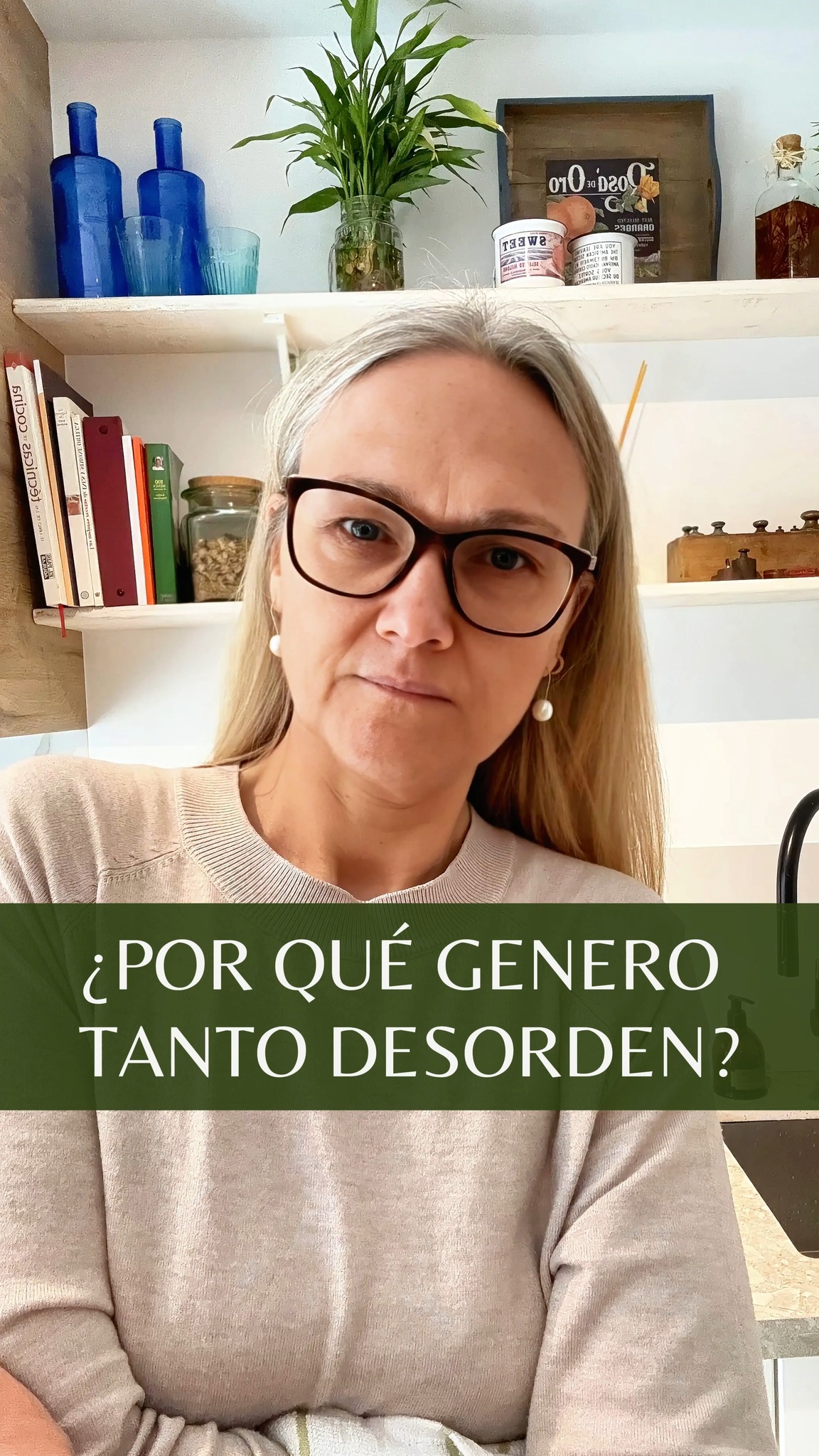 ¿Cómo se consigue salir del desorden y la acumulación de objetos para siempre? 📦
Para conocer la respuesta pregúntate:🤔
¿Cuál es la diferencia entre una persona ordenada y una que no consigue serlo a pesar de intentarlo? 🤔
La mayoría de las personas te responderán algo así como…
“La persona desordenada no dedica el tiempo⌛ ni el mimo necesario al cuidado de su casa🏡. Si dedicara ese tiempo y ese cuidado a sus objetos también tendría la casa ordenada”
Pero no es cierto, esa no es la gran diferencia entre ellas.
La gran diferencia entre una persona ordenada y una que no consigue serlo no es el tiempo ⌛ que dedican a ordenar una u otra, ni el diferente espacio de sus 🏡, ni la diferencia en cómo doblan y guardan la ropa.
La gran diferencia está en su mente. En todo aquello que la segunda piensa, cree y se dice que le mantiene en el bucle del caos🤯 .
No se trata de aprender a ordenar armarios, cajones y papeles, se trata de que conectes 🧘♀️con el por qué tienes eso así y entonces sí, te des permiso para desmontarlo🚀 .
¿Cuáles son los bloqueos conscientes e inconscientes, los patrones, las creencias que definen tu desorden?🤔
Si quieres dar fin a años de intentos fallidos por acabar con el desorden y la acumulación de objetos, estate muy muy atento porque LA SEMANA QUE VIENE tendrás la oportunidad de acceder de forma GRATUITA al principio de ese fin, pero por TIEMPO LIMITADO✨.
#tresinteriores #LibérateDelDesorden #DesapegoConsciente #SoltarParaCrecer #AdiósAcumulación #VivirSinDesorden #PsicologíaDelOrden #CreenciasQueAtrasan #CambioDeMirada #BloqueosYDesorden #MenteOrdenadaVidaOrdenada #OrdenYBienestar #MujeresQueTransforman #ReinventaTuVida #AdiósAcumulación #ViviendoLigera #CrecimientoPersonalMujer