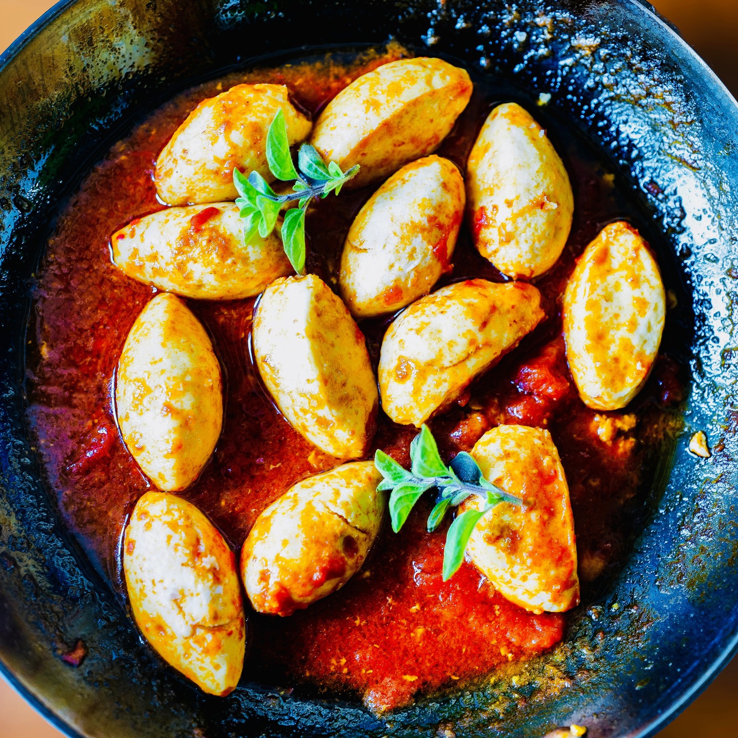 Small airy chicken polpette.
When you stumble upon chicken breasts from free-range chickens that have really lived on the barn hill, you can cook them easily: these that have been braised with tomato sauce.
We made pickled tomatoes in 2025, when the raw material was sun-drenched with wonderful flavour. Then happiness creeps in when you enjoy these for dinner.
That's life on our beautiful hill in the middle of the Marche. A small boutique hotel with gastronomy, olive oil, views and wine around the corner.
casasanruffino.com