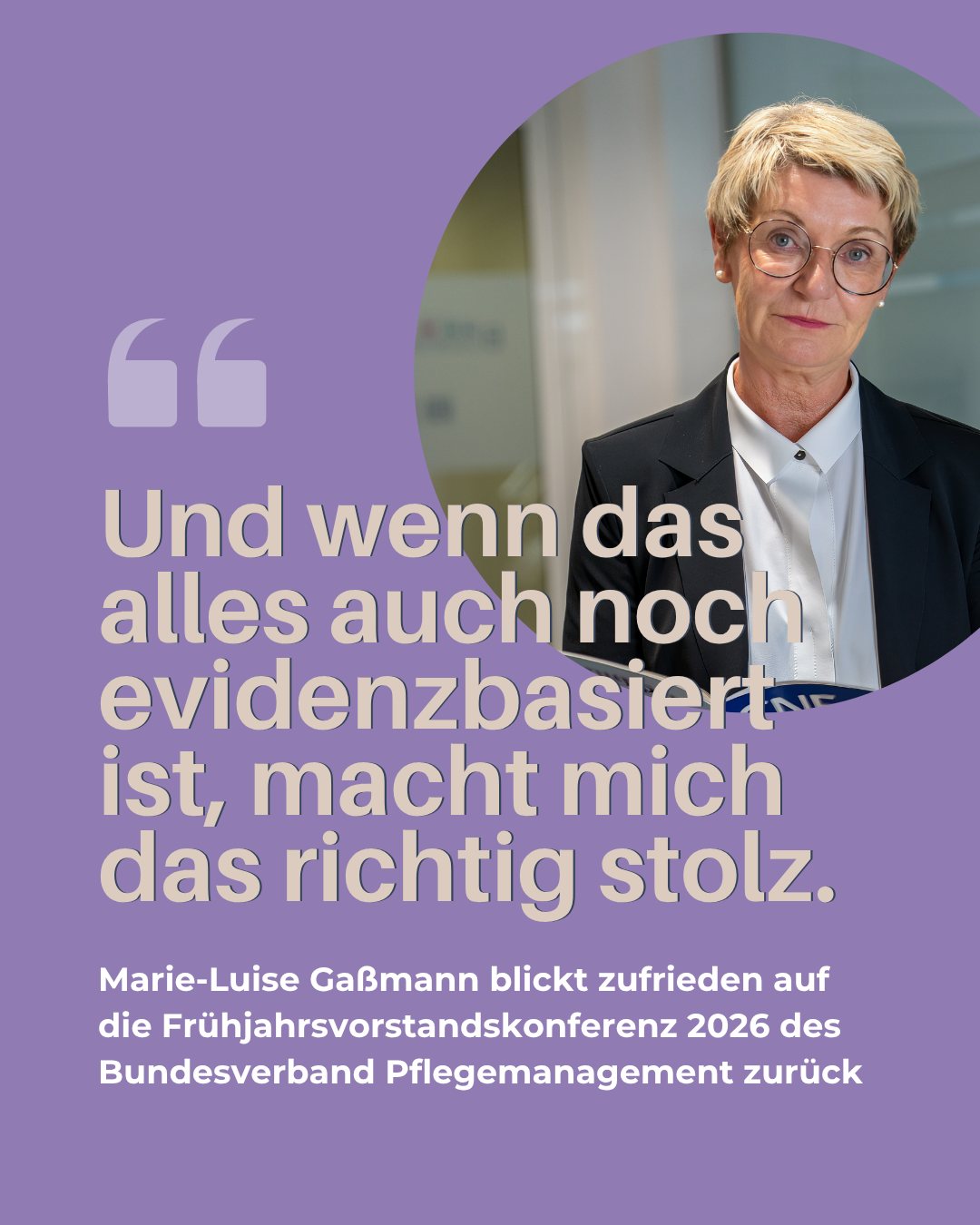 Frühjahrsvorstandskonferenz 2026: Impulse für die Zukunft des Pflegemanagements
Am vergangenen Donnerstag und Freitag war Marie-Luise Gaßmann - Vorstandsmitglied im Bundesverband Pflegemanagement e.V. - bei der Frühjahrsvorstandskonferenz in Leipzig vertreten.
Dort kamen Vertreterinnen und Vertreter des Pflegemanagements aus Bund und Ländern zusammen, um in den gemeinsamen Austausch zu gehen und die inhaltlichen Schwerpunkte für die kommende Zeit zu setzen. Am ersten Tag standen berufspolitische Themen wie das BEEP-Gesetz, die strategische Ausrichtung sowie die Weiterentwicklung der Mitglieder-App und Vernetzung im Fokus. Auch das Pflegebudget wurde angesprochen. Der zweite Tag widmete sich intensiv dem Pflegebudget. Das übergeordnete Ziel bleibt unverändert: Die Rahmenbedingungen in der Pflege und im Pflegemanagement sollen aktiv mitgestaltet werden, während den Mitgliedern zugleich eine starke fachliche und berufspolitische Plattform zur Verfügung gestellt wird.
Marie-Luise Gaßmann blickt zufrieden auf die Veranstaltung zurück und erklärt: „Pflegebudget, Qualität, Personalbemessungsinstrumente und Exzellenz sind Themen, die die Pflegemanager zwei Tage erfolgreich für ein politische Debatten aufgearbeitet haben. Und wenn das alles auch noch evidenzbasiert ist, macht mich das richtig stolz.“
#bundesverbandpflegemanagement #pflegebudget #pflegemanagement