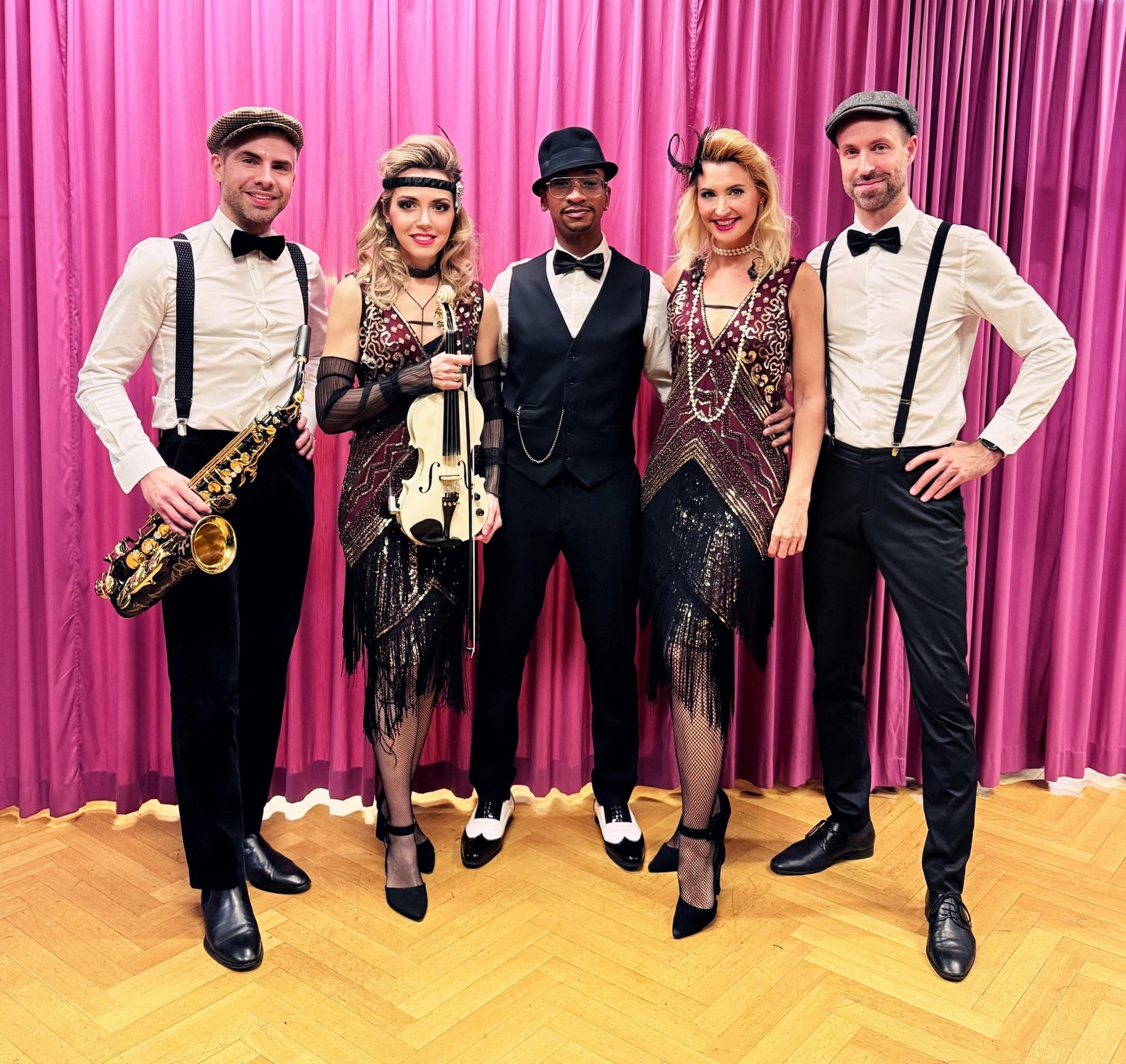 Our ✨Sugar Sky Allstars ✨ event & show band spreading some 20s vibes for @mado_event_solutions at @casinosaustria #Baden 🎷🎹🎙️🎻
👉🏽 @sugarskymusic 🔥
Thanks to @sugaroffice_artistagency_shows 🩷
.
#SugarSky #DJLiveAct #Band #Event