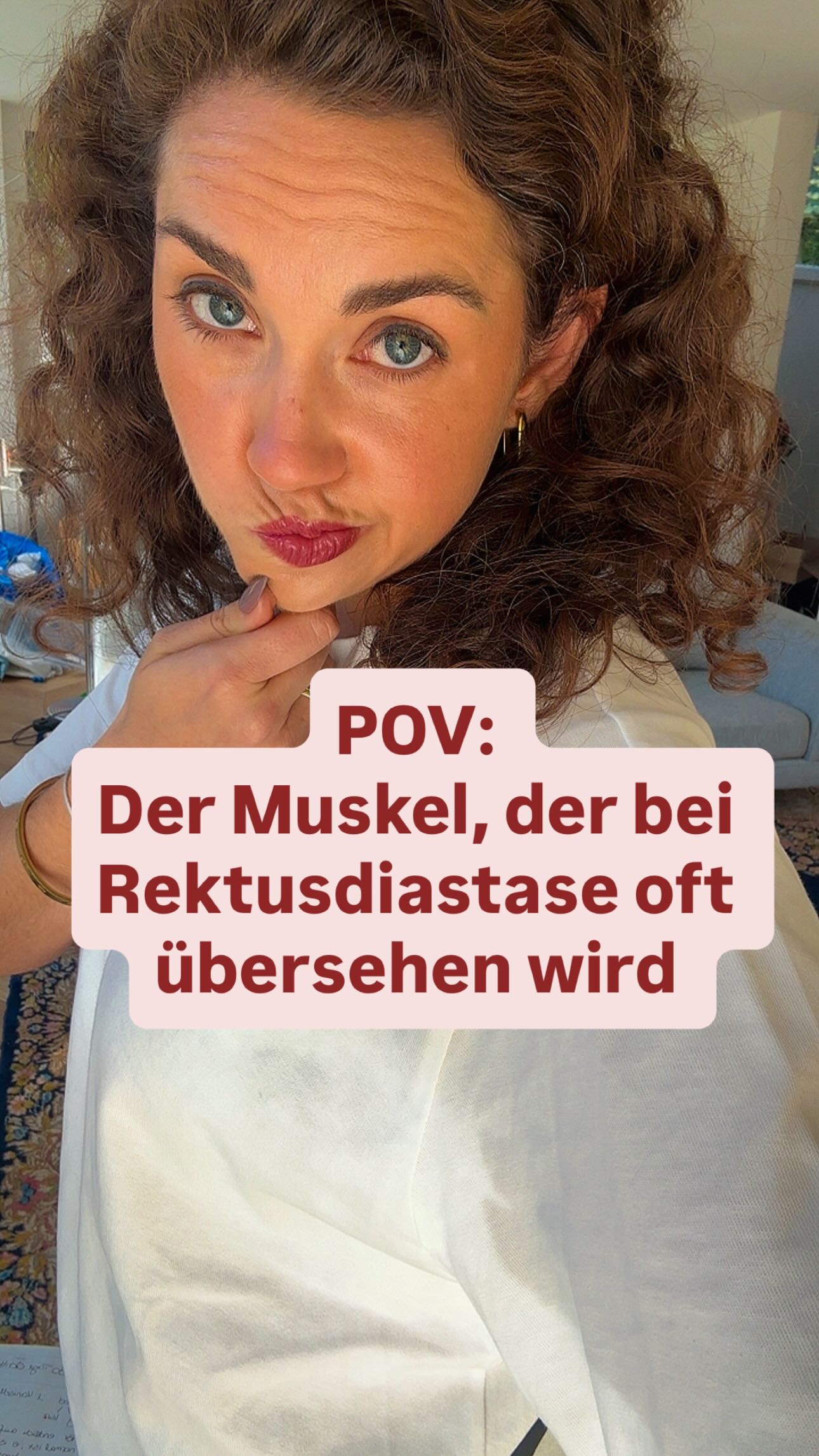 Der Latissimus ist ein großer Rückenmuskel, der über Faszien mit deinem Rumpf verbunden ist. Er zieht bis in die sogenannte Thorakolumbalfaszie , ein wichtiger Teil deiner Stabilität. Wenn dieser Muskel dauerhaft unter Spannung steht, kann das Einfluss auf deine Haltung und deinen Rumpf haben. Das wiederum beeinflusst, wie Druck im Bauchraum verteilt wird und kann so Einfluss auf Bauch und Beckenboden haben.
Deshalb schauen wir bei Rektusdiastase nicht nur auf den Bauch, sondern auch auf den Rücken.
Mein Name ist Carolin Tengelmann, Mama , Sportökonomin, Expertin für Bindegewebe und Rektusdiastase. Ich war selber von einer großen Diastase betroffen und bin mit den gängigen Methoden nicht weiter gekommen. Du bist hier richtig, wenn du deinen Körper endlich verstehen und nachhaltig heilen willst.
Folge mir um nichts mehr zu verpassen 🚀✨🤍